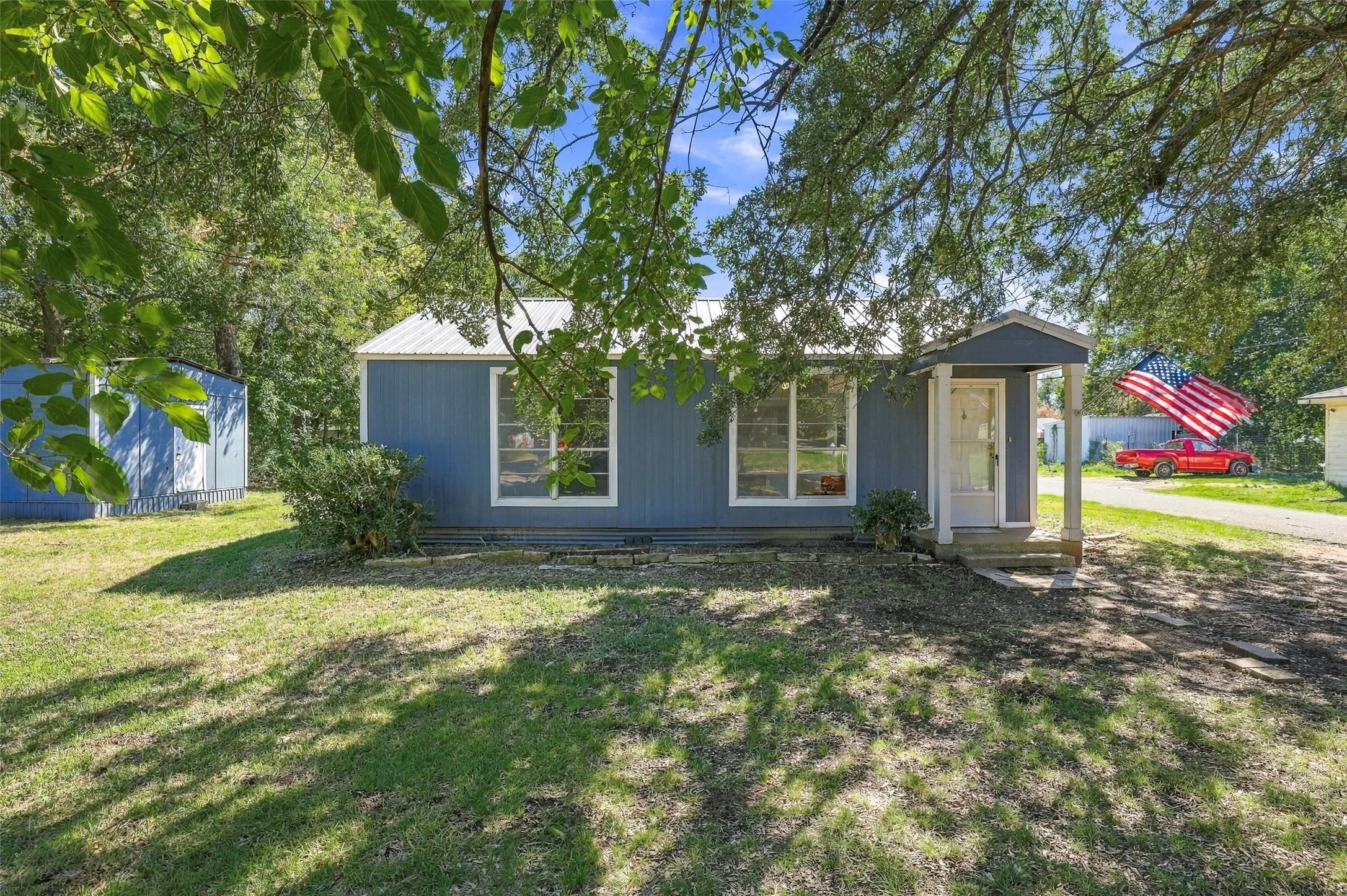 Single Family Residence For Sale in Grayson County , 2530 W Elm Street, Denison, Texas 75020, 3 Bedroom, 2 Bathroom, Garage spaces, 1,206 Sqft, built in 1940, mls#21400245, Real Estate Agent in Denison, Homes For Sale in Grayson county, Homes For Sale in Denison, Realtor in Denison Texas, Real Estate Brokerage Independent Realty Texas, Luminita Cordes Realtor