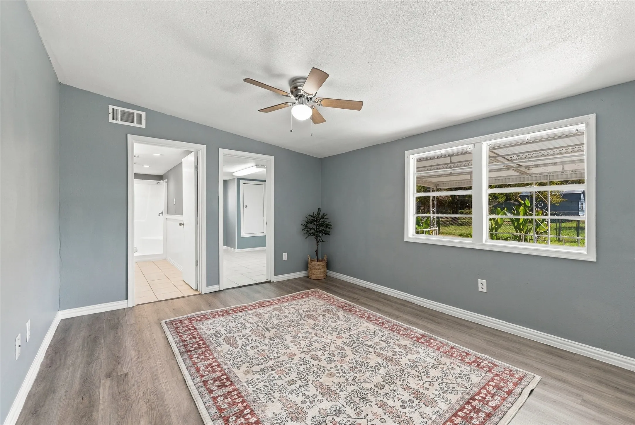 Single Family Residence For Sale in Grayson County , 2530 W Elm Street, Denison, Texas 75020, 3 Bedroom, 2 Bathroom, Garage spaces, 1,206 Sqft, built in 1940, mls#21400245, Real Estate Agent in Denison, Homes For Sale in Grayson county, Homes For Sale in Denison, Realtor in Denison Texas, Real Estate Brokerage Independent Realty Texas, Luminita Cordes Realtor
