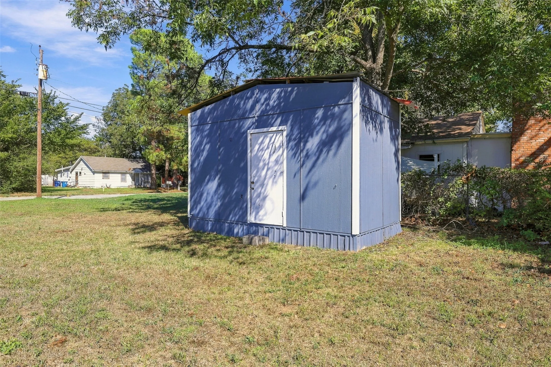 Single Family Residence For Sale in Grayson County , 2530 W Elm Street, Denison, Texas 75020, 3 Bedroom, 2 Bathroom, Garage spaces, 1,206 Sqft, built in 1940, mls#21400245, Real Estate Agent in Denison, Homes For Sale in Grayson county, Homes For Sale in Denison, Realtor in Denison Texas, Real Estate Brokerage Independent Realty Texas, Luminita Cordes Realtor