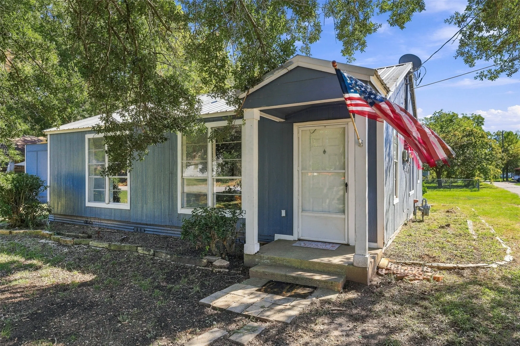 Single Family Residence For Sale in Grayson County , 2530 W Elm Street, Denison, Texas 75020, 3 Bedroom, 2 Bathroom, Garage spaces, 1,206 Sqft, built in 1940, mls#21400245, Real Estate Agent in Denison, Homes For Sale in Grayson county, Homes For Sale in Denison, Realtor in Denison Texas, Real Estate Brokerage Independent Realty Texas, Luminita Cordes Realtor