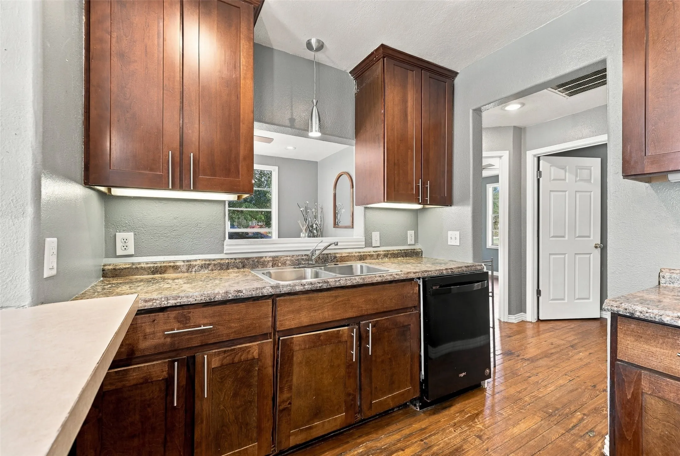 Single Family Residence For Sale in Grayson County , 2530 W Elm Street, Denison, Texas 75020, 3 Bedroom, 2 Bathroom, Garage spaces, 1,206 Sqft, built in 1940, mls#21400245, Real Estate Agent in Denison, Homes For Sale in Grayson county, Homes For Sale in Denison, Realtor in Denison Texas, Real Estate Brokerage Independent Realty Texas, Luminita Cordes Realtor