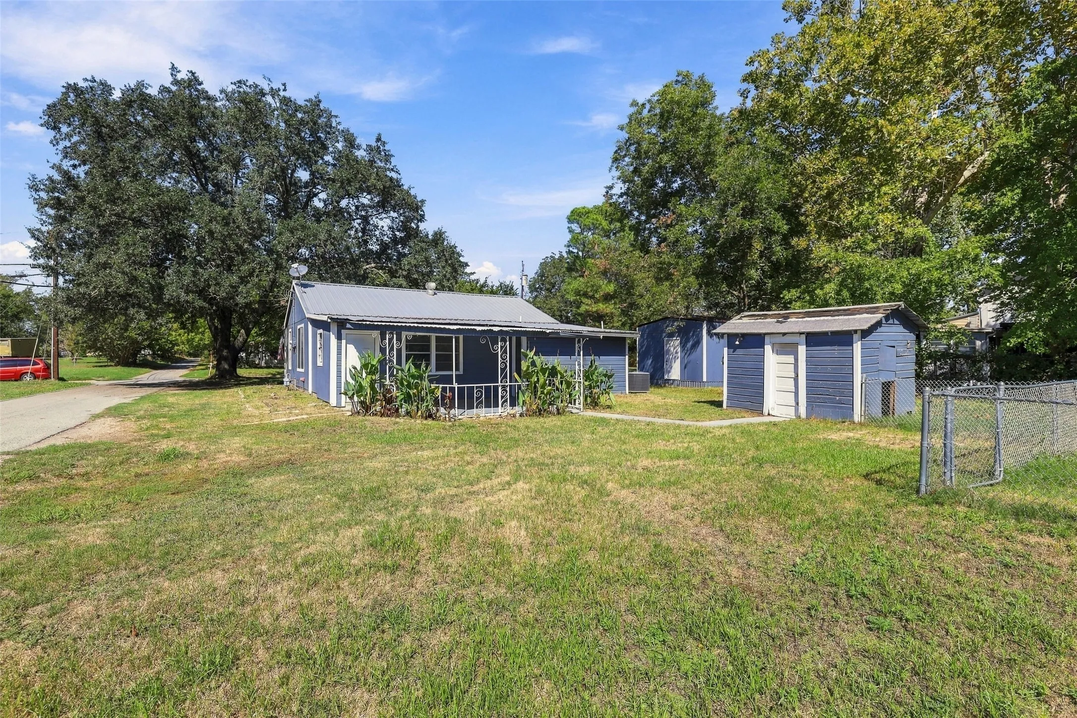 Single Family Residence For Sale in Grayson County , 2530 W Elm Street, Denison, Texas 75020, 3 Bedroom, 2 Bathroom, Garage spaces, 1,206 Sqft, built in 1940, mls#21400245, Real Estate Agent in Denison, Homes For Sale in Grayson county, Homes For Sale in Denison, Realtor in Denison Texas, Real Estate Brokerage Independent Realty Texas, Luminita Cordes Realtor