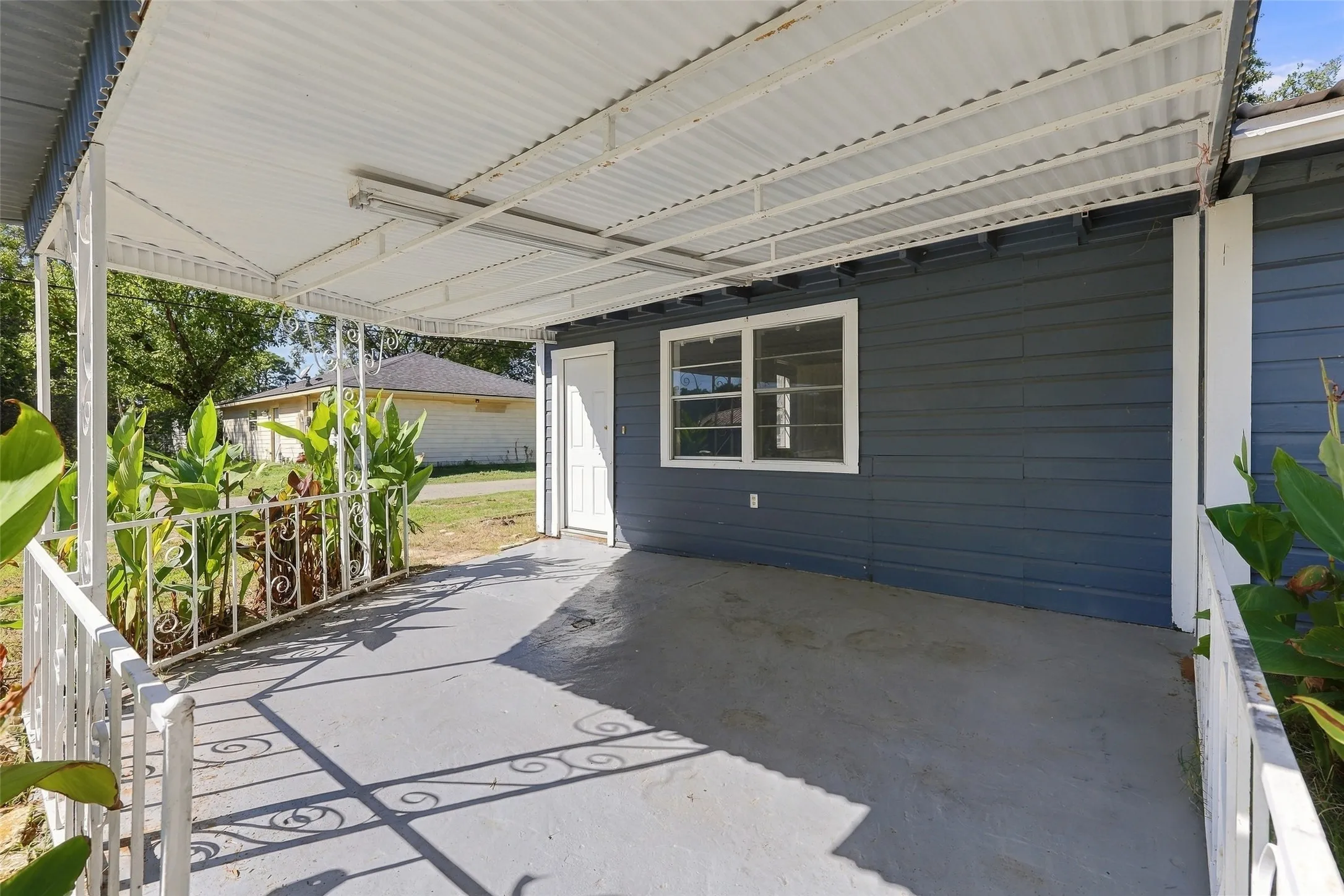 Single Family Residence For Sale in Grayson County , 2530 W Elm Street, Denison, Texas 75020, 3 Bedroom, 2 Bathroom, Garage spaces, 1,206 Sqft, built in 1940, mls#21400245, Real Estate Agent in Denison, Homes For Sale in Grayson county, Homes For Sale in Denison, Realtor in Denison Texas, Real Estate Brokerage Independent Realty Texas, Luminita Cordes Realtor