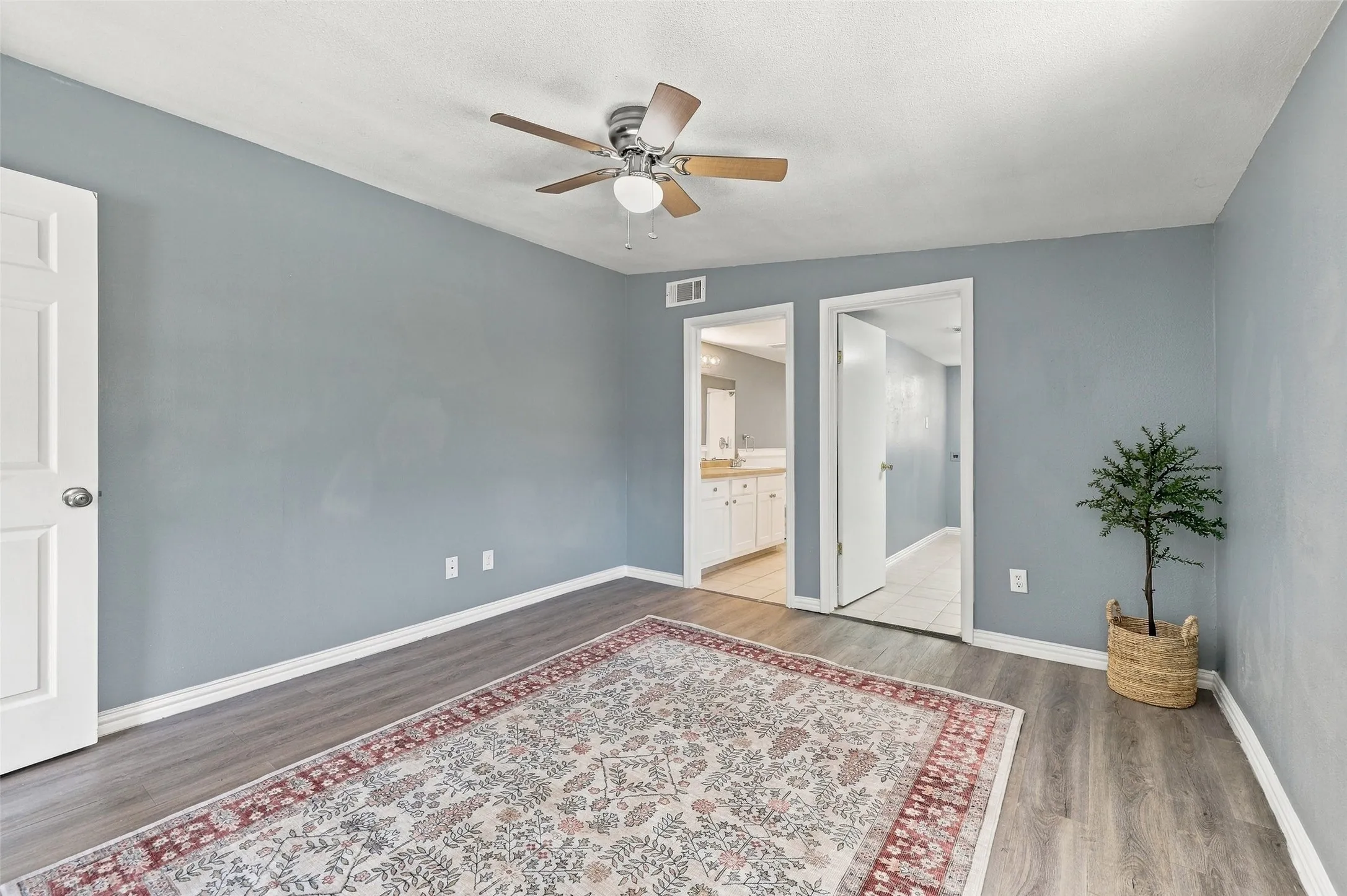 Single Family Residence For Sale in Grayson County , 2530 W Elm Street, Denison, Texas 75020, 3 Bedroom, 2 Bathroom, Garage spaces, 1,206 Sqft, built in 1940, mls#21400245, Real Estate Agent in Denison, Homes For Sale in Grayson county, Homes For Sale in Denison, Realtor in Denison Texas, Real Estate Brokerage Independent Realty Texas, Luminita Cordes Realtor