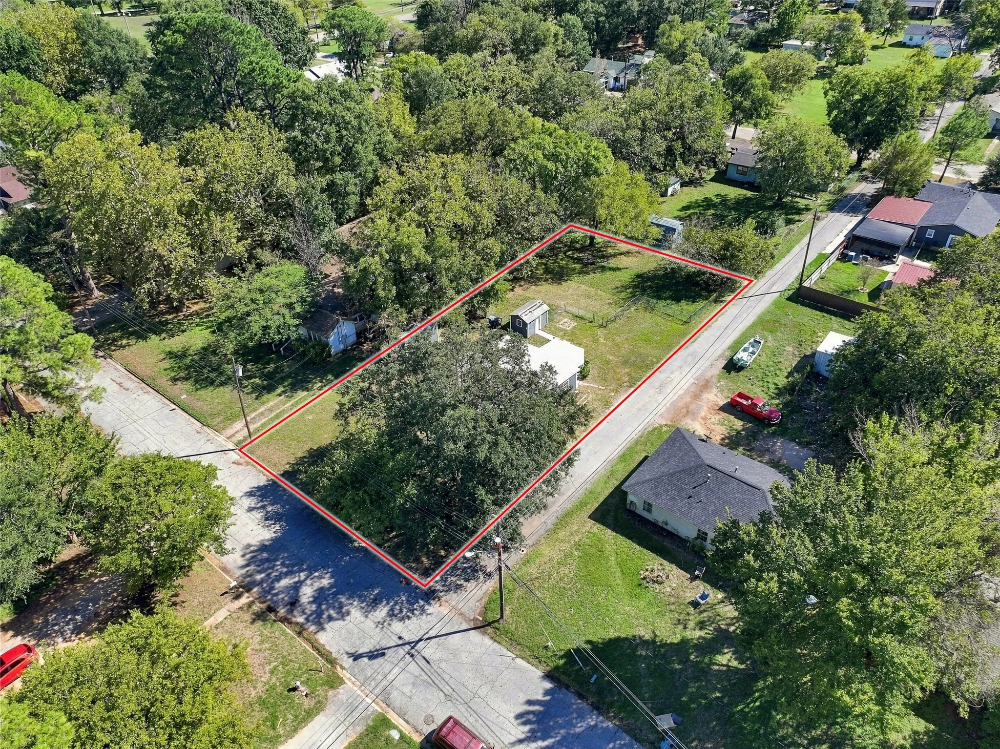 Single Family Residence For Sale in Grayson County , 2530 W Elm Street, Denison, Texas 75020, 3 Bedroom, 2 Bathroom, Garage spaces, 1,206 Sqft, built in 1940, mls#21400245, Real Estate Agent in Denison, Homes For Sale in Grayson county, Homes For Sale in Denison, Realtor in Denison Texas, Real Estate Brokerage Independent Realty Texas, Luminita Cordes Realtor