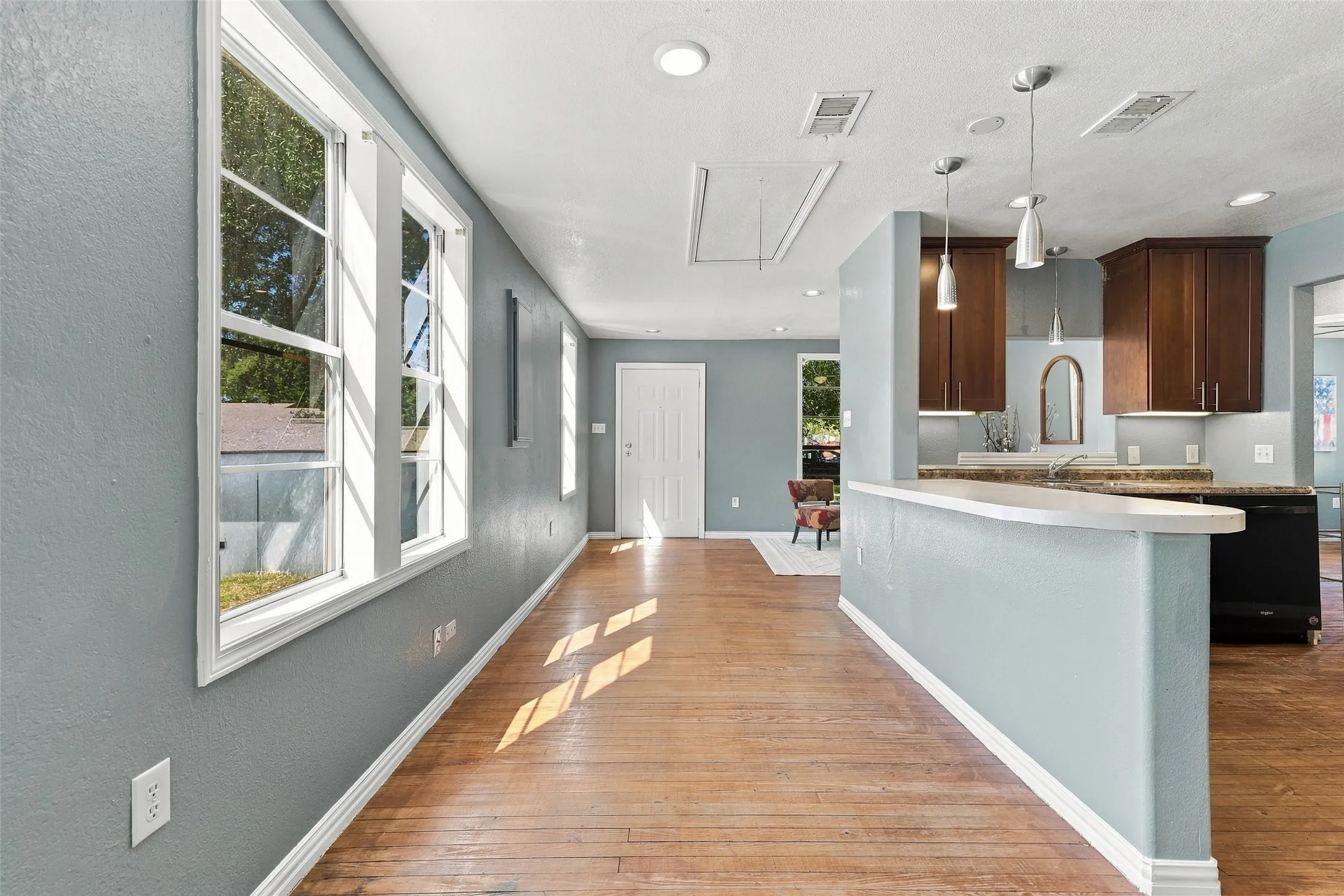 Single Family Residence For Sale in Grayson County , 2530 W Elm Street, Denison, Texas 75020, 3 Bedroom, 2 Bathroom, Garage spaces, 1,206 Sqft, built in 1940, mls#21400245, Real Estate Agent in Denison, Homes For Sale in Grayson county, Homes For Sale in Denison, Realtor in Denison Texas, Real Estate Brokerage Independent Realty Texas, Luminita Cordes Realtor