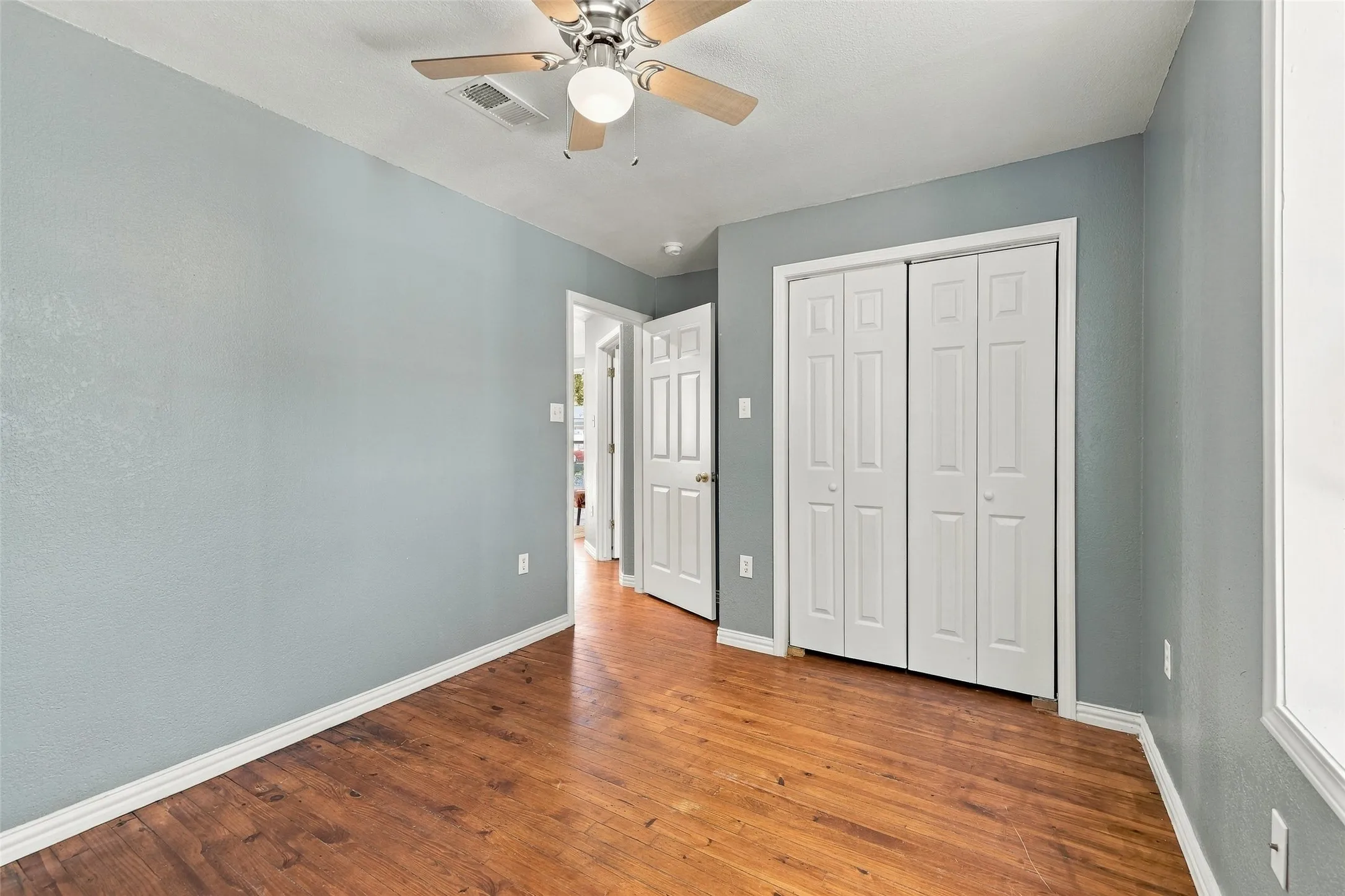 Single Family Residence For Sale in Grayson County , 2530 W Elm Street, Denison, Texas 75020, 3 Bedroom, 2 Bathroom, Garage spaces, 1,206 Sqft, built in 1940, mls#21400245, Real Estate Agent in Denison, Homes For Sale in Grayson county, Homes For Sale in Denison, Realtor in Denison Texas, Real Estate Brokerage Independent Realty Texas, Luminita Cordes Realtor