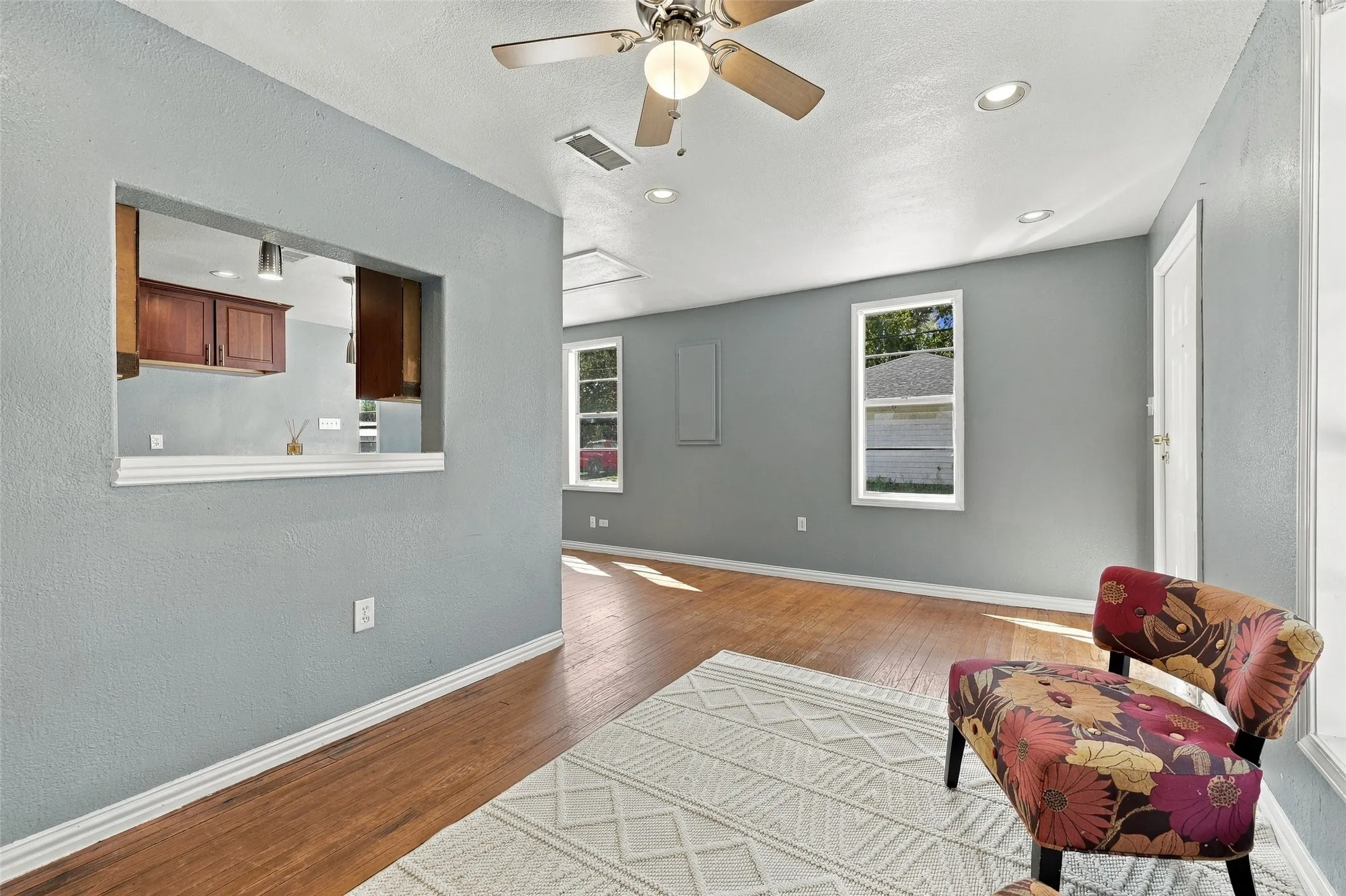 Single Family Residence For Sale in Grayson County , 2530 W Elm Street, Denison, Texas 75020, 3 Bedroom, 2 Bathroom, Garage spaces, 1,206 Sqft, built in 1940, mls#21400245, Real Estate Agent in Denison, Homes For Sale in Grayson county, Homes For Sale in Denison, Realtor in Denison Texas, Real Estate Brokerage Independent Realty Texas, Luminita Cordes Realtor