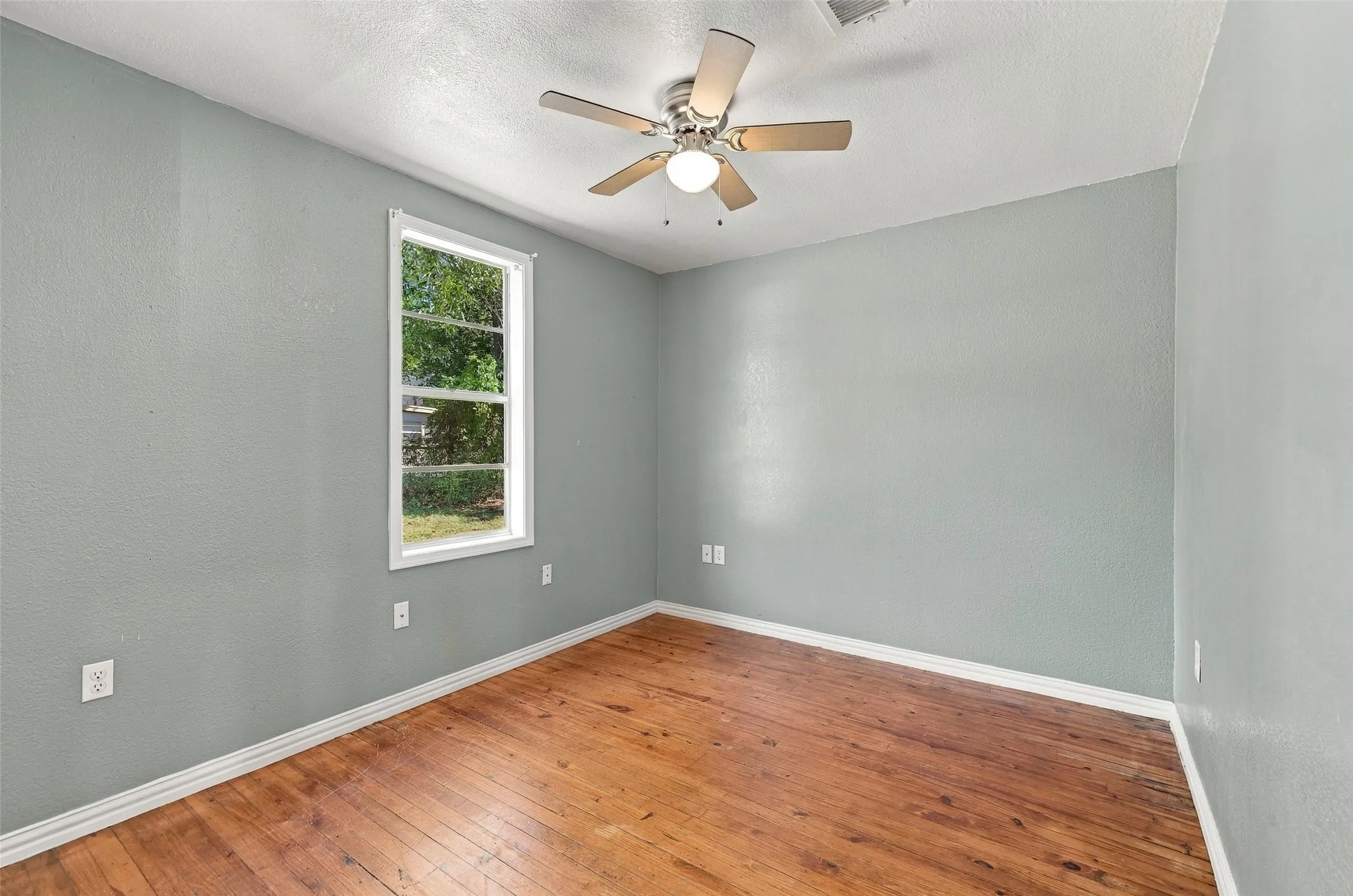 Single Family Residence For Sale in Grayson County , 2530 W Elm Street, Denison, Texas 75020, 3 Bedroom, 2 Bathroom, Garage spaces, 1,206 Sqft, built in 1940, mls#21400245, Real Estate Agent in Denison, Homes For Sale in Grayson county, Homes For Sale in Denison, Realtor in Denison Texas, Real Estate Brokerage Independent Realty Texas, Luminita Cordes Realtor