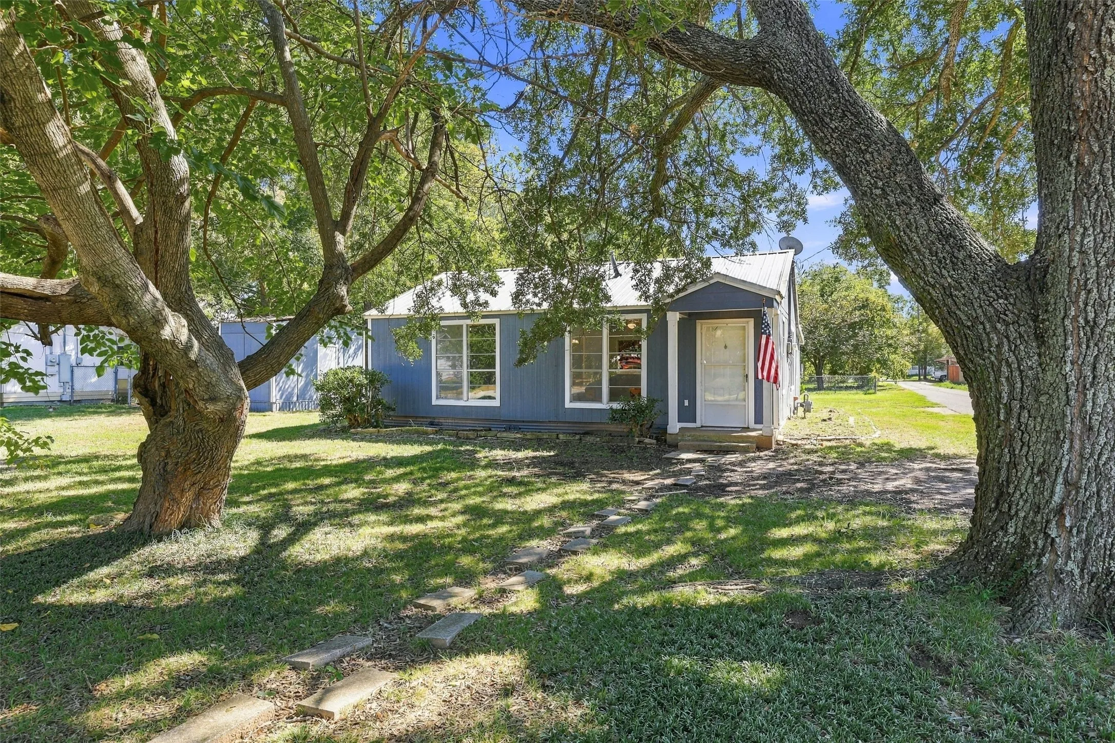 Single Family Residence For Sale in Grayson County , 2530 W Elm Street, Denison, Texas 75020, 3 Bedroom, 2 Bathroom, Garage spaces, 1,206 Sqft, built in 1940, mls#21400245, Real Estate Agent in Denison, Homes For Sale in Grayson county, Homes For Sale in Denison, Realtor in Denison Texas, Real Estate Brokerage Independent Realty Texas, Luminita Cordes Realtor