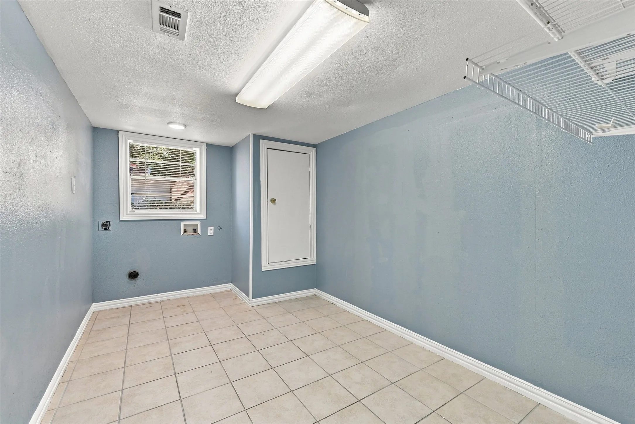 Single Family Residence For Sale in Grayson County , 2530 W Elm Street, Denison, Texas 75020, 3 Bedroom, 2 Bathroom, Garage spaces, 1,206 Sqft, built in 1940, mls#21400245, Real Estate Agent in Denison, Homes For Sale in Grayson county, Homes For Sale in Denison, Realtor in Denison Texas, Real Estate Brokerage Independent Realty Texas, Luminita Cordes Realtor