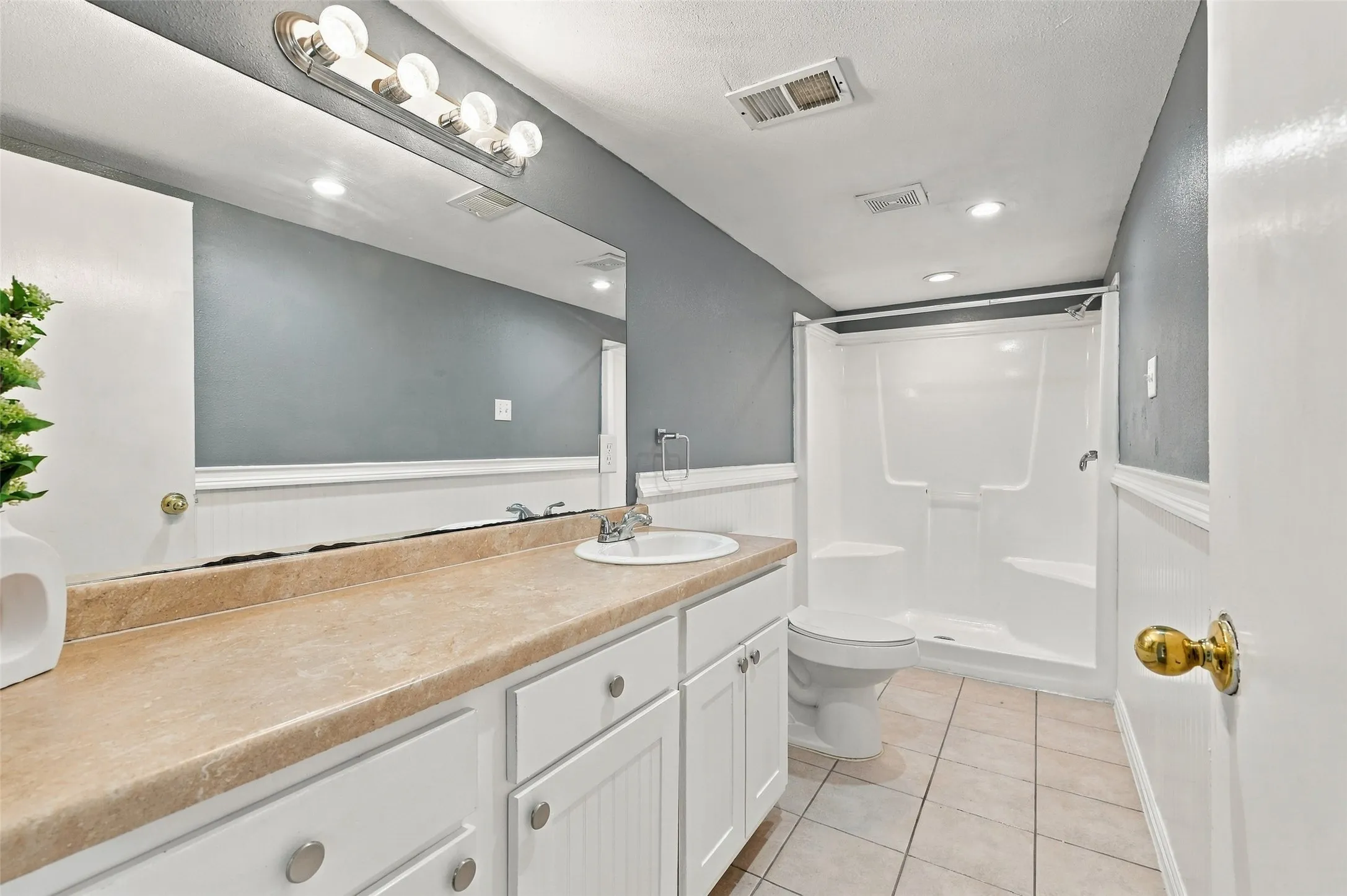 Single Family Residence For Sale in Grayson County , 2530 W Elm Street, Denison, Texas 75020, 3 Bedroom, 2 Bathroom, Garage spaces, 1,206 Sqft, built in 1940, mls#21400245, Real Estate Agent in Denison, Homes For Sale in Grayson county, Homes For Sale in Denison, Realtor in Denison Texas, Real Estate Brokerage Independent Realty Texas, Luminita Cordes Realtor