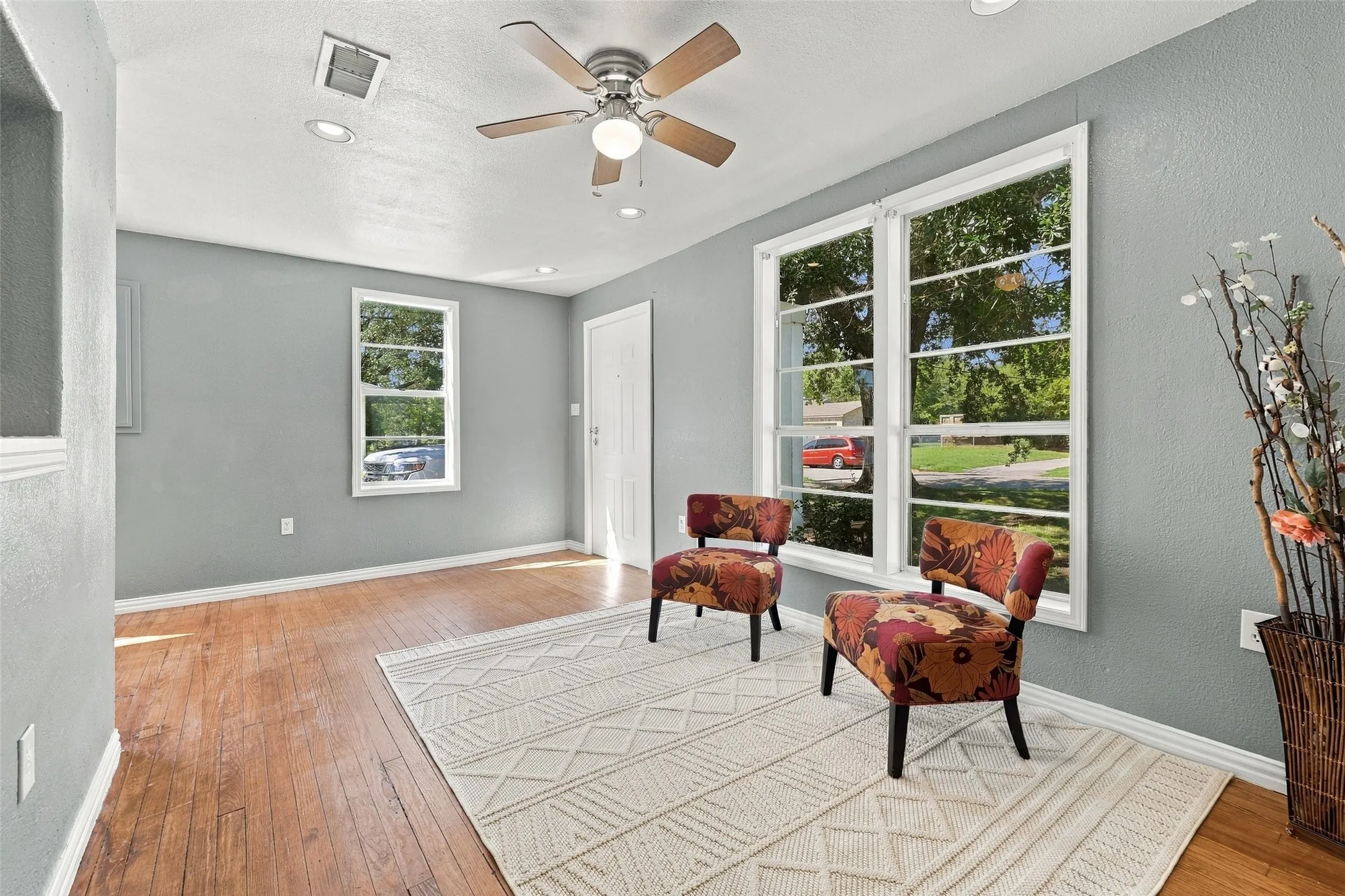 Single Family Residence For Sale in Grayson County , 2530 W Elm Street, Denison, Texas 75020, 3 Bedroom, 2 Bathroom, Garage spaces, 1,206 Sqft, built in 1940, mls#21400245, Real Estate Agent in Denison, Homes For Sale in Grayson county, Homes For Sale in Denison, Realtor in Denison Texas, Real Estate Brokerage Independent Realty Texas, Luminita Cordes Realtor