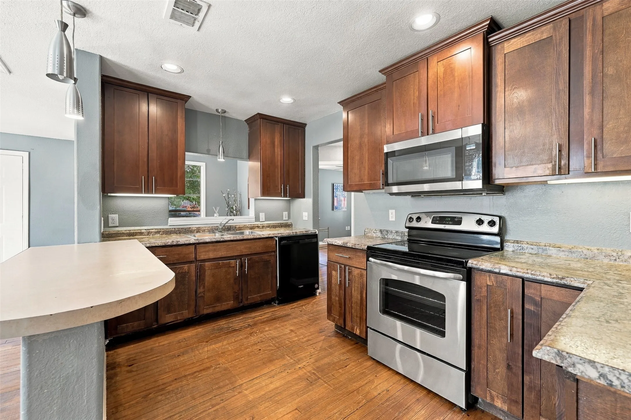 Single Family Residence For Sale in Grayson County , 2530 W Elm Street, Denison, Texas 75020, 3 Bedroom, 2 Bathroom, Garage spaces, 1,206 Sqft, built in 1940, mls#21400245, Real Estate Agent in Denison, Homes For Sale in Grayson county, Homes For Sale in Denison, Realtor in Denison Texas, Real Estate Brokerage Independent Realty Texas, Luminita Cordes Realtor