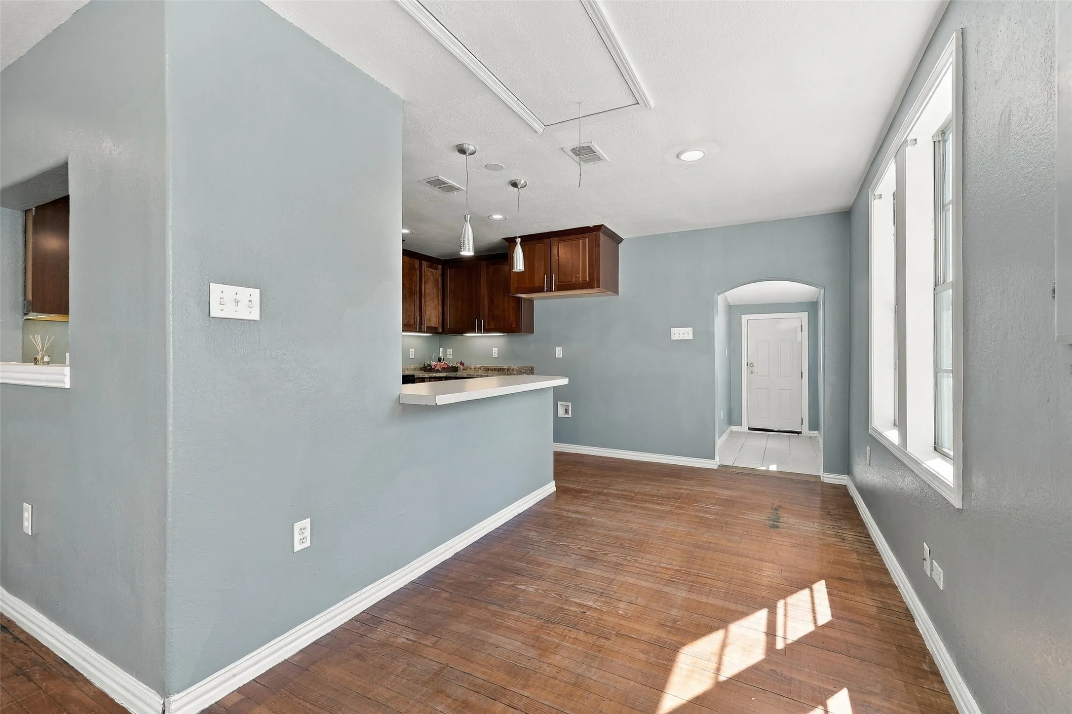 Single Family Residence For Sale in Grayson County , 2530 W Elm Street, Denison, Texas 75020, 3 Bedroom, 2 Bathroom, Garage spaces, 1,206 Sqft, built in 1940, mls#21400245, Real Estate Agent in Denison, Homes For Sale in Grayson county, Homes For Sale in Denison, Realtor in Denison Texas, Real Estate Brokerage Independent Realty Texas, Luminita Cordes Realtor