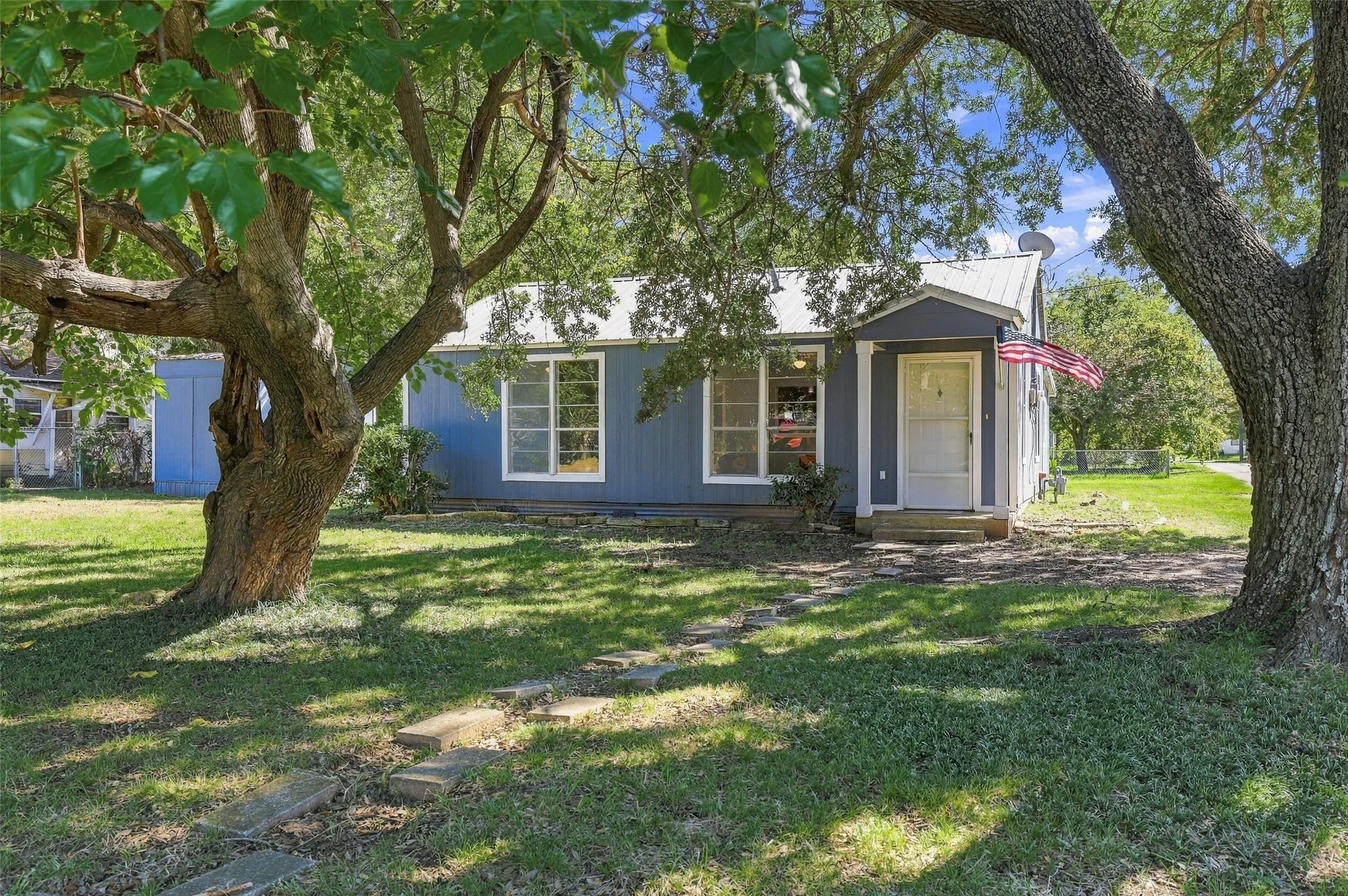 Single Family Residence For Sale in Grayson County , 2530 W Elm Street, Denison, Texas 75020, 3 Bedroom, 2 Bathroom, Garage spaces, 1,206 Sqft, built in 1940, mls#21400245, Real Estate Agent in Denison, Homes For Sale in Grayson county, Homes For Sale in Denison, Realtor in Denison Texas, Real Estate Brokerage Independent Realty Texas, Luminita Cordes Realtor