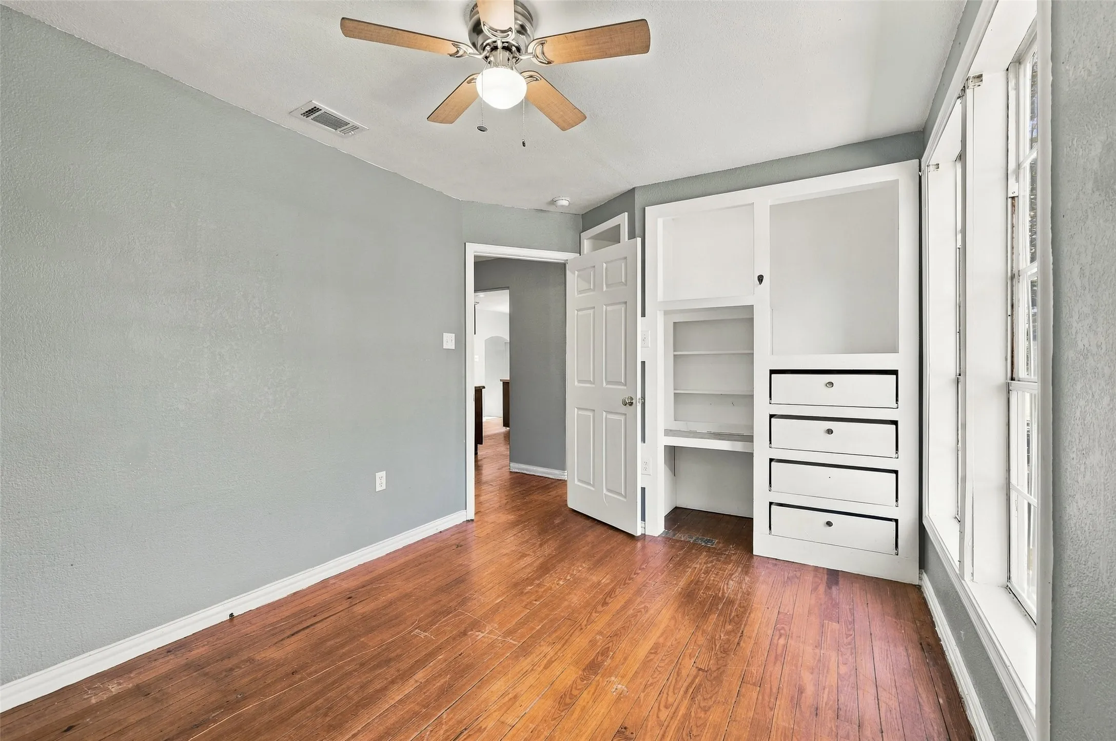 Single Family Residence For Sale in Grayson County , 2530 W Elm Street, Denison, Texas 75020, 3 Bedroom, 2 Bathroom, Garage spaces, 1,206 Sqft, built in 1940, mls#21400245, Real Estate Agent in Denison, Homes For Sale in Grayson county, Homes For Sale in Denison, Realtor in Denison Texas, Real Estate Brokerage Independent Realty Texas, Luminita Cordes Realtor