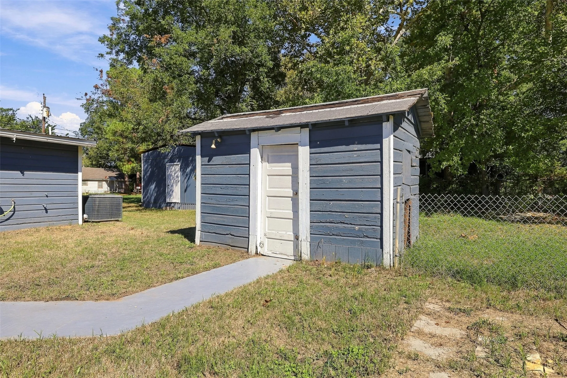 Single Family Residence For Sale in Grayson County , 2530 W Elm Street, Denison, Texas 75020, 3 Bedroom, 2 Bathroom, Garage spaces, 1,206 Sqft, built in 1940, mls#21400245, Real Estate Agent in Denison, Homes For Sale in Grayson county, Homes For Sale in Denison, Realtor in Denison Texas, Real Estate Brokerage Independent Realty Texas, Luminita Cordes Realtor