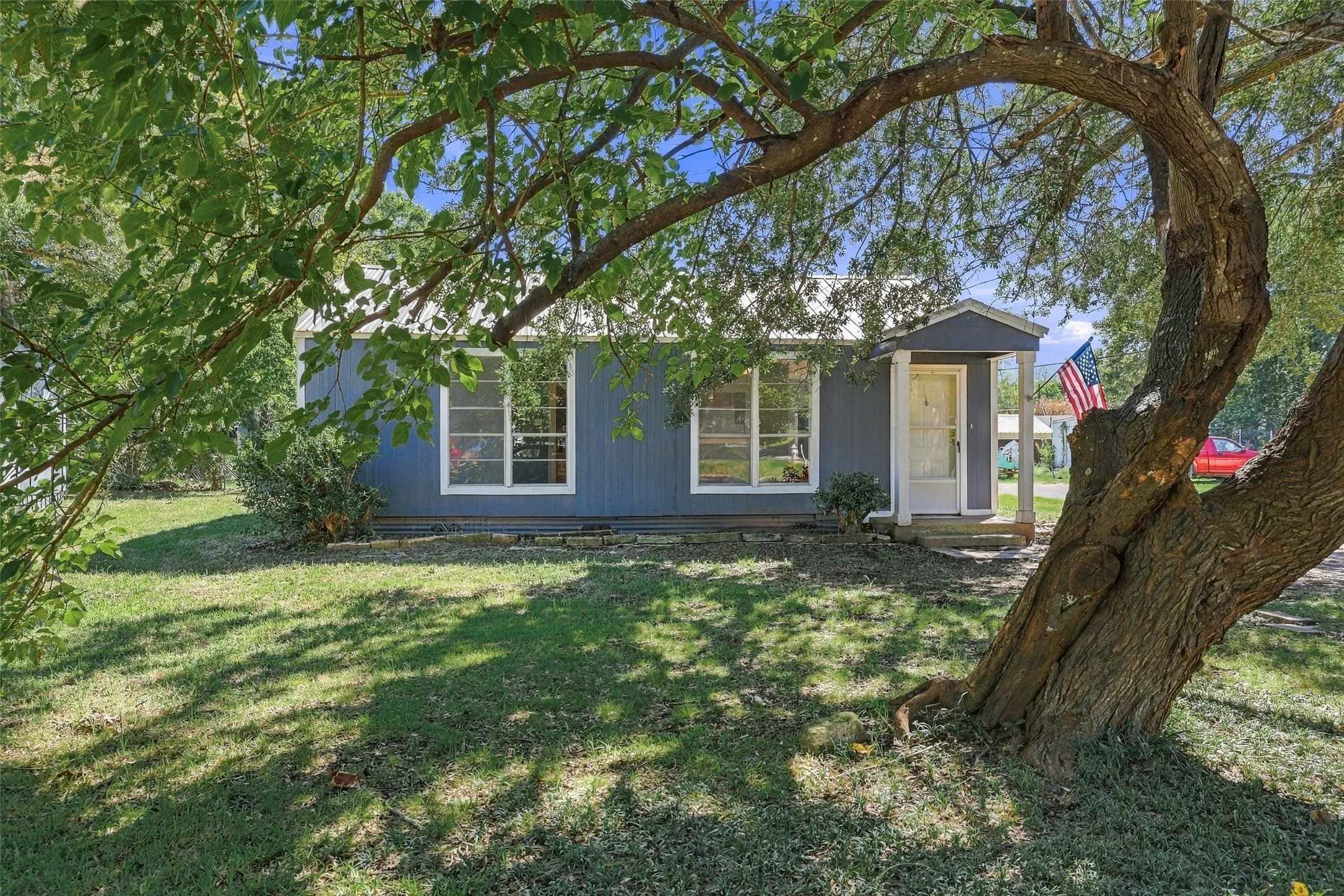 Single Family Residence For Sale in Grayson County , 2530 W Elm Street, Denison, Texas 75020, 3 Bedroom, 2 Bathroom, Garage spaces, 1,206 Sqft, built in 1940, mls#21400245, Real Estate Agent in Denison, Homes For Sale in Grayson county, Homes For Sale in Denison, Realtor in Denison Texas, Real Estate Brokerage Independent Realty Texas, Luminita Cordes Realtor