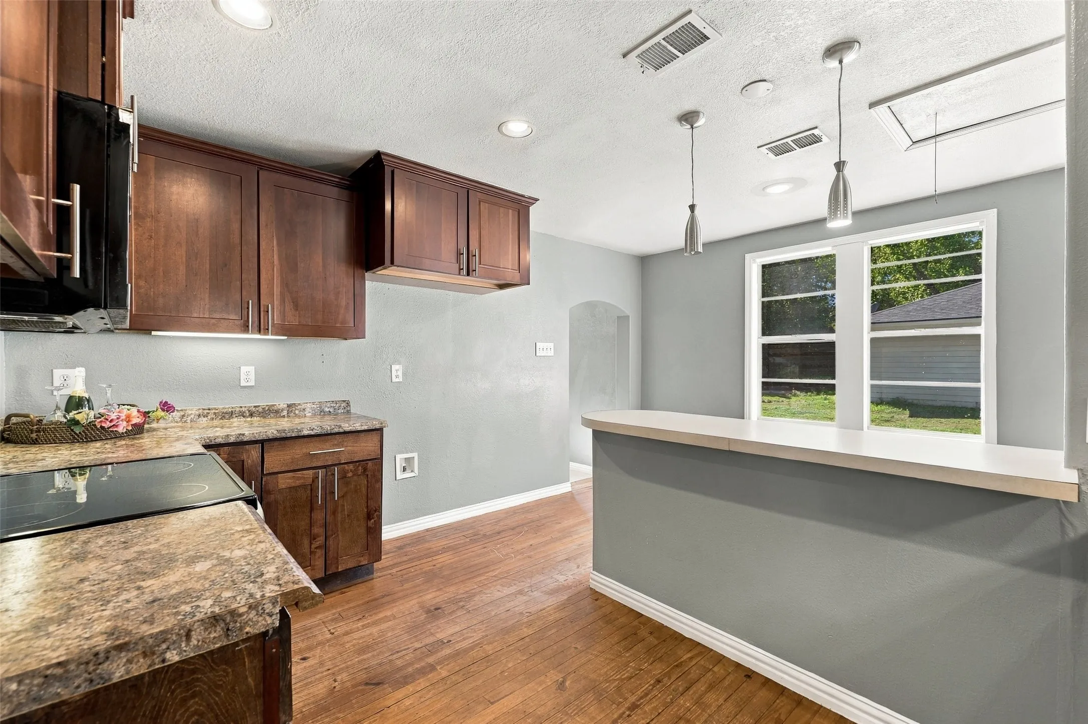 Single Family Residence For Sale in Grayson County , 2530 W Elm Street, Denison, Texas 75020, 3 Bedroom, 2 Bathroom, Garage spaces, 1,206 Sqft, built in 1940, mls#21400245, Real Estate Agent in Denison, Homes For Sale in Grayson county, Homes For Sale in Denison, Realtor in Denison Texas, Real Estate Brokerage Independent Realty Texas, Luminita Cordes Realtor