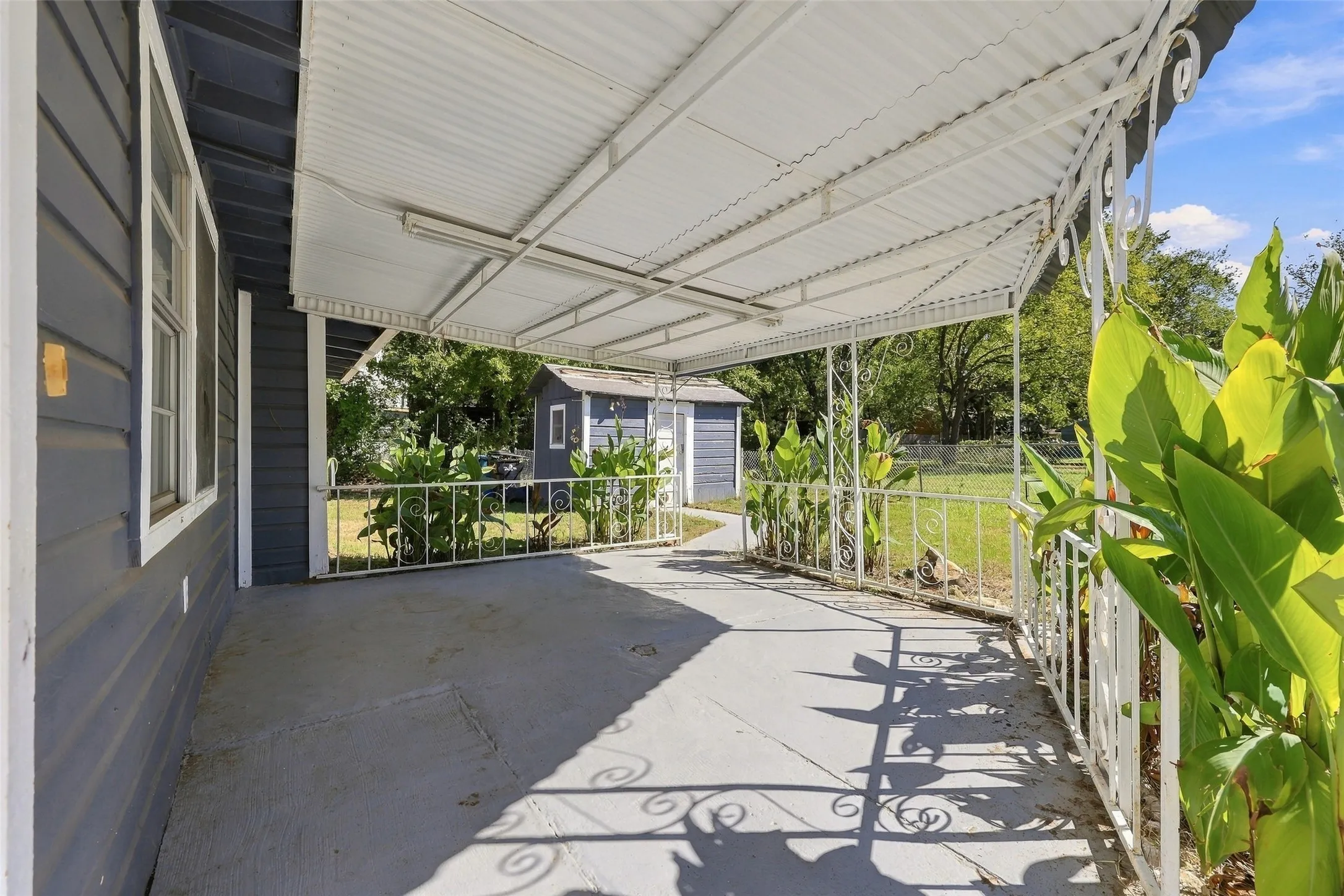Single Family Residence For Sale in Grayson County , 2530 W Elm Street, Denison, Texas 75020, 3 Bedroom, 2 Bathroom, Garage spaces, 1,206 Sqft, built in 1940, mls#21400245, Real Estate Agent in Denison, Homes For Sale in Grayson county, Homes For Sale in Denison, Realtor in Denison Texas, Real Estate Brokerage Independent Realty Texas, Luminita Cordes Realtor