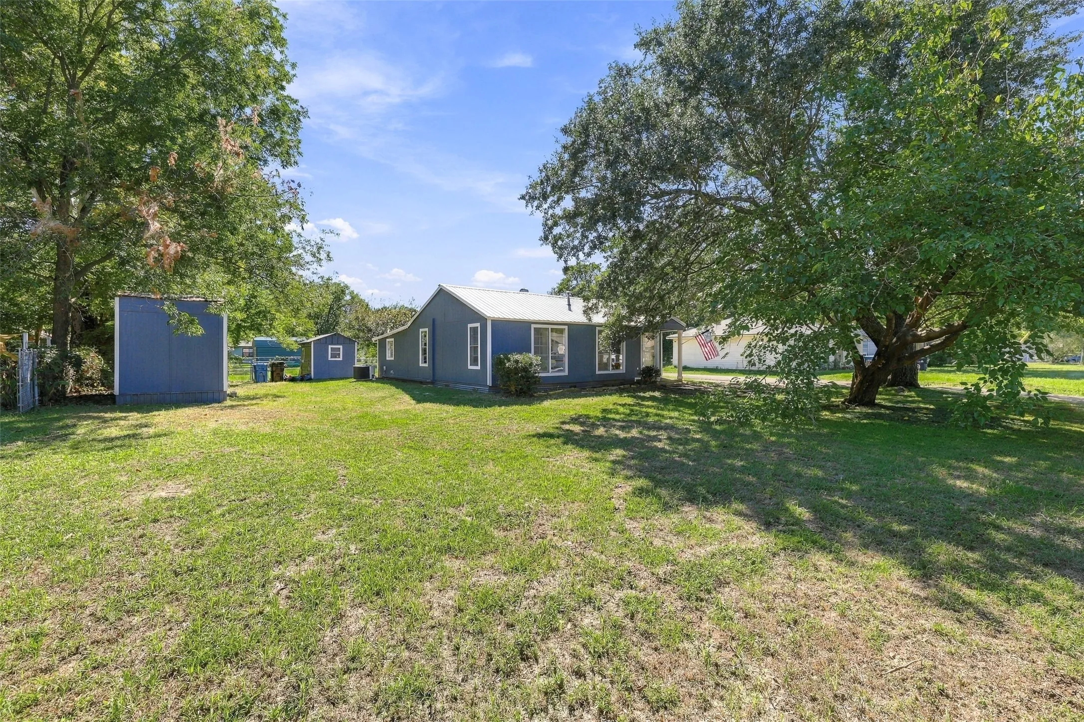 Single Family Residence For Sale in Grayson County , 2530 W Elm Street, Denison, Texas 75020, 3 Bedroom, 2 Bathroom, Garage spaces, 1,206 Sqft, built in 1940, mls#21400245, Real Estate Agent in Denison, Homes For Sale in Grayson county, Homes For Sale in Denison, Realtor in Denison Texas, Real Estate Brokerage Independent Realty Texas, Luminita Cordes Realtor