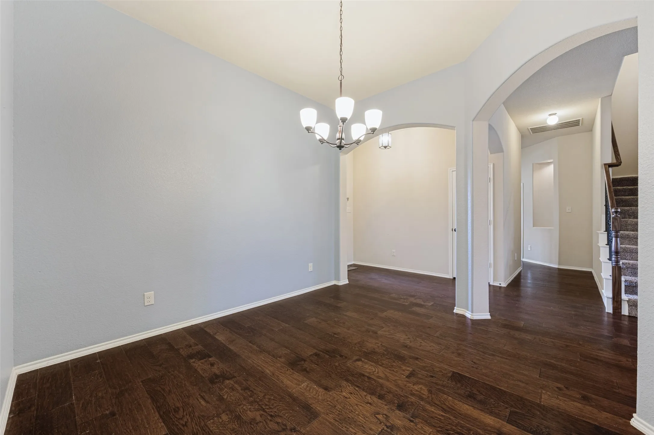 Rich wood-finish flooring complemented by light-toned​​‌​​​​‌​​‌‌​‌‌​​​‌‌​‌​‌​‌​​​‌​​ walls