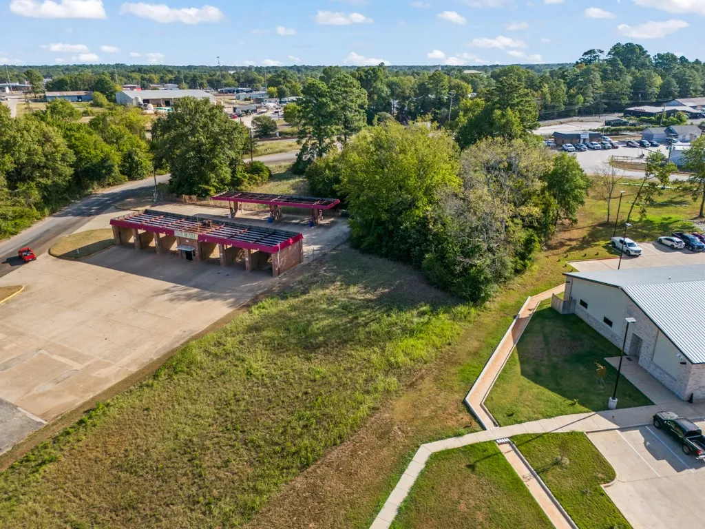 Car wash structure with multiple bays and covered service areas