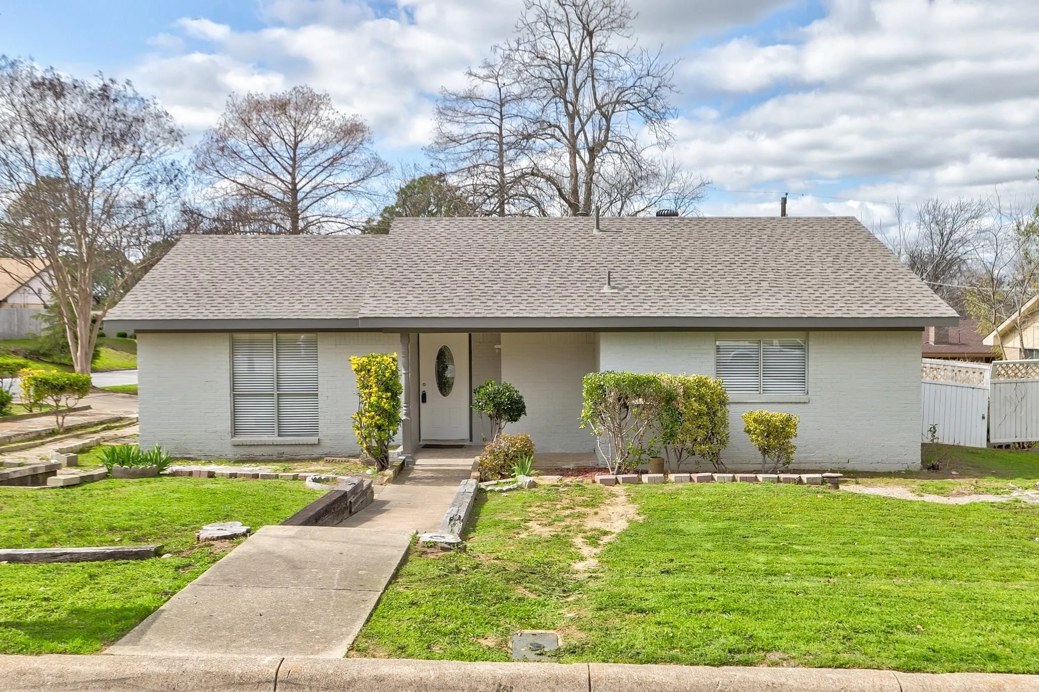 Single Family Residence For Rent in Tarrant County , 2422 Jewell Drive, Arlington, Texas 76016, 3 Bedroom, 2 Bathroom, Garage spaces, 1,536 Sqft, built in 1964, mls#21405716, Real Estate Agent in Arlington, Homes For Rent in Tarrant county, Homes For Rent in Arlington, Realtor in Arlington Texas, Real Estate Brokerage Independent Realty Texas, Luminita Cordes Realtor