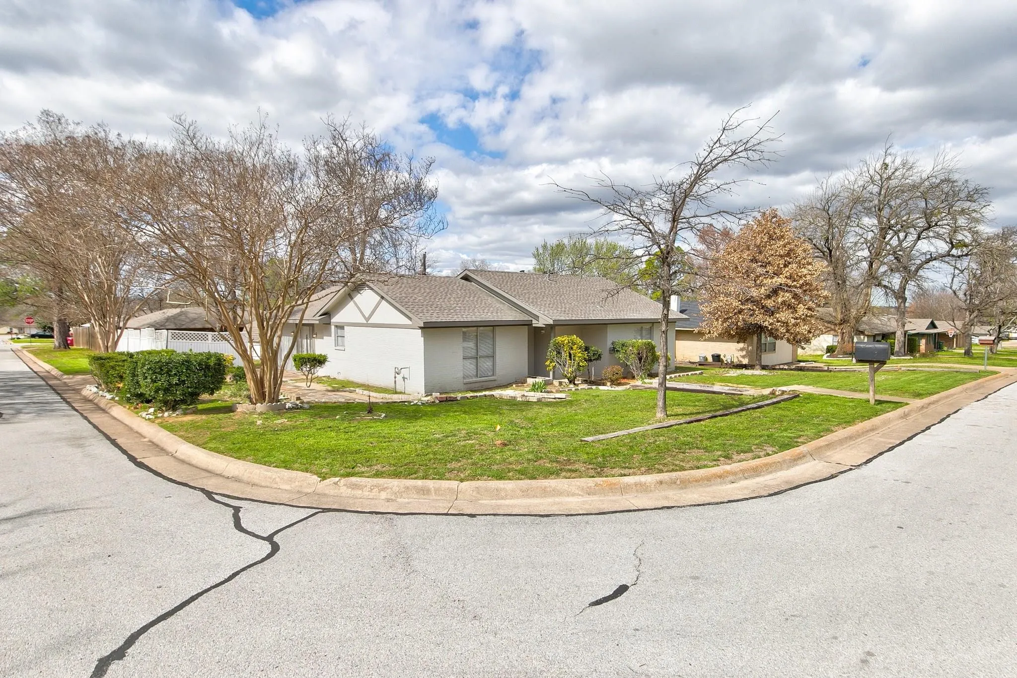 Single Family Residence For Rent in Tarrant County , 2422 Jewell Drive, Arlington, Texas 76016, 3 Bedroom, 2 Bathroom, Garage spaces, 1,536 Sqft, built in 1964, mls#21405716, Real Estate Agent in Arlington, Homes For Rent in Tarrant county, Homes For Rent in Arlington, Realtor in Arlington Texas, Real Estate Brokerage Independent Realty Texas, Luminita Cordes Realtor