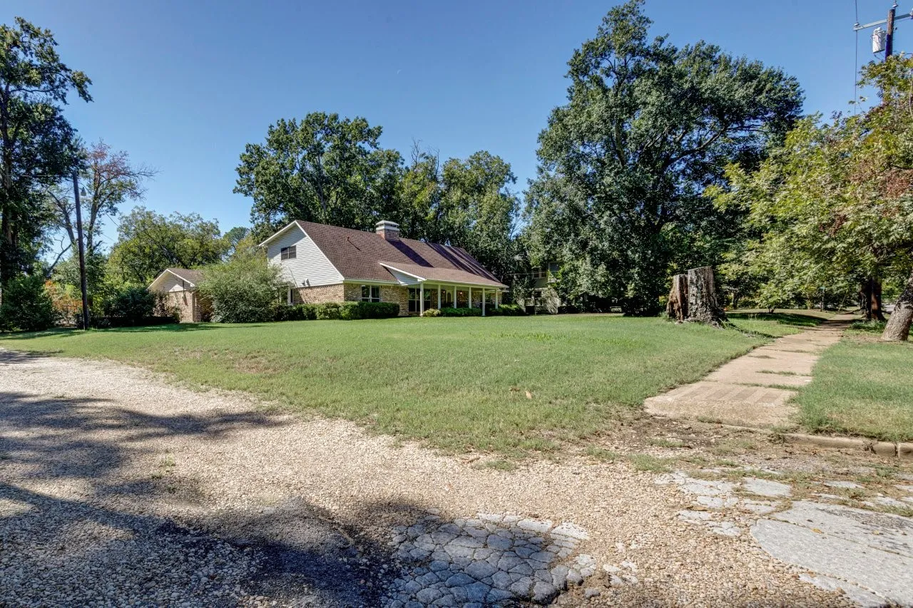Single Family Residence For Sale in Kaufman County , 403 Johnson Street, Terrell, Texas 75160, 5 Bedroom, 4 Bathroom, 2 Garage spaces, 3,077 Sqft, built in 1975, mls#21405726, Real Estate Agent in Terrell, Homes For Sale in Kaufman county, Homes For Sale in Terrell, Realtor in Terrell Texas, Real Estate Brokerage Independent Realty Texas, Luminita Cordes Realtor