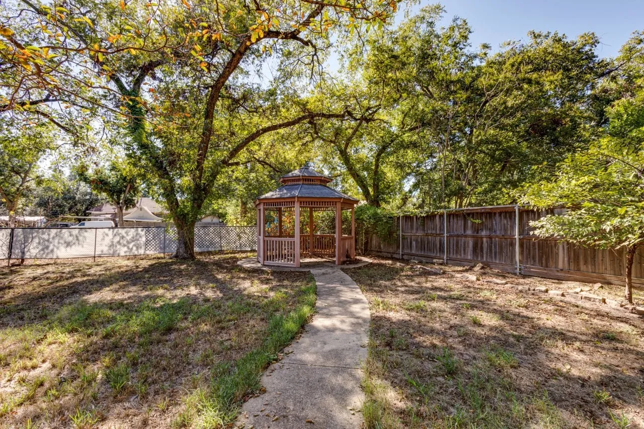 Single Family Residence For Sale in Kaufman County , 403 Johnson Street, Terrell, Texas 75160, 5 Bedroom, 4 Bathroom, 2 Garage spaces, 3,077 Sqft, built in 1975, mls#21405726, Real Estate Agent in Terrell, Homes For Sale in Kaufman county, Homes For Sale in Terrell, Realtor in Terrell Texas, Real Estate Brokerage Independent Realty Texas, Luminita Cordes Realtor