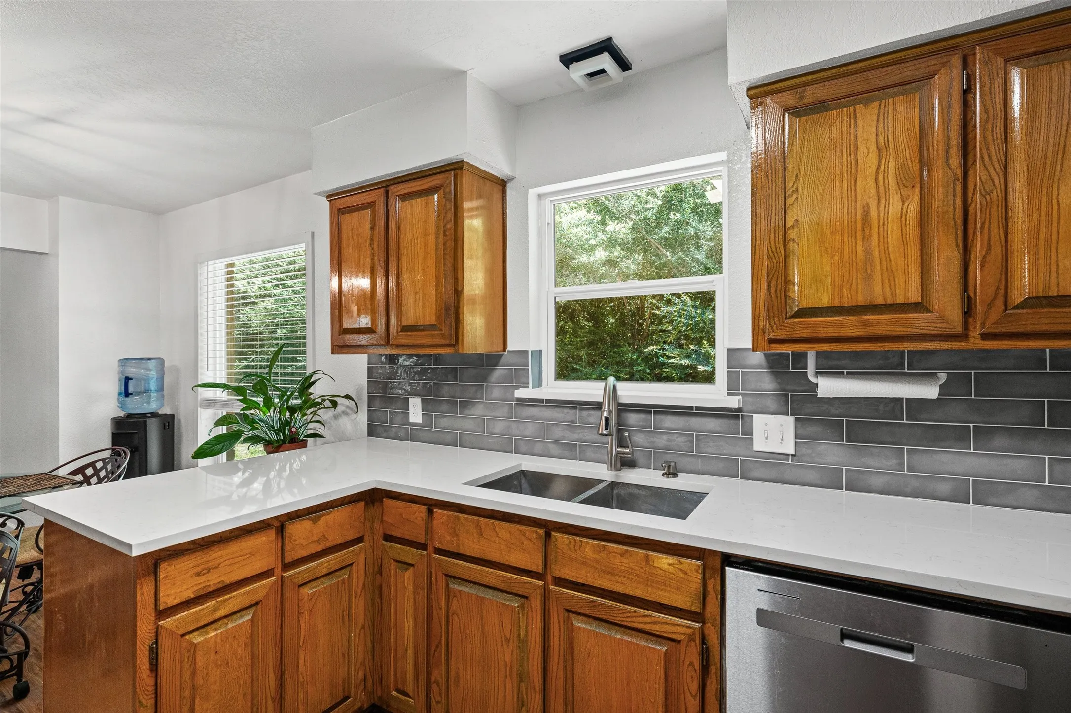 Single Family Residence For Rent in Tarrant County , 3905 Driskell Boulevard, Fort Worth, Texas 76107, 3 Bedroom, 2 Bathroom, 2 Garage spaces, 1,493 Sqft, built in 1986, mls#21405734, Real Estate Agent in Fort Worth, Homes For Rent in Tarrant county, Homes For Rent in Fort Worth, Realtor in Fort Worth Texas, Real Estate Brokerage Independent Realty Texas, Luminita Cordes Realtor