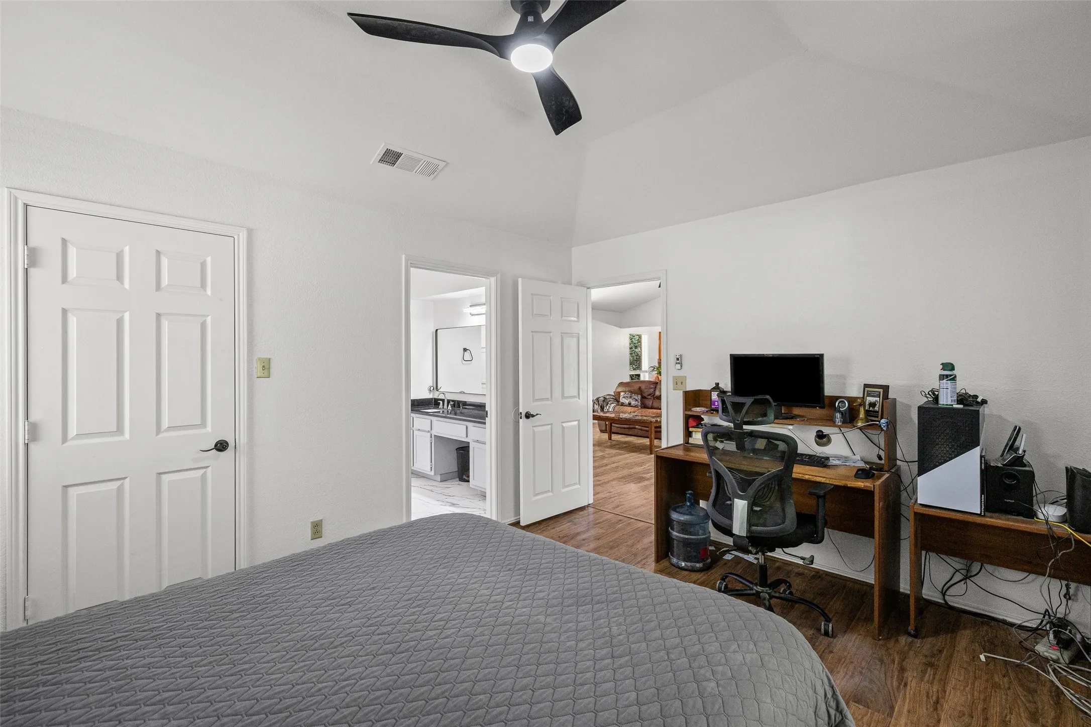 Single Family Residence For Rent in Tarrant County , 3905 Driskell Boulevard, Fort Worth, Texas 76107, 3 Bedroom, 2 Bathroom, 2 Garage spaces, 1,493 Sqft, built in 1986, mls#21405734, Real Estate Agent in Fort Worth, Homes For Rent in Tarrant county, Homes For Rent in Fort Worth, Realtor in Fort Worth Texas, Real Estate Brokerage Independent Realty Texas, Luminita Cordes Realtor
