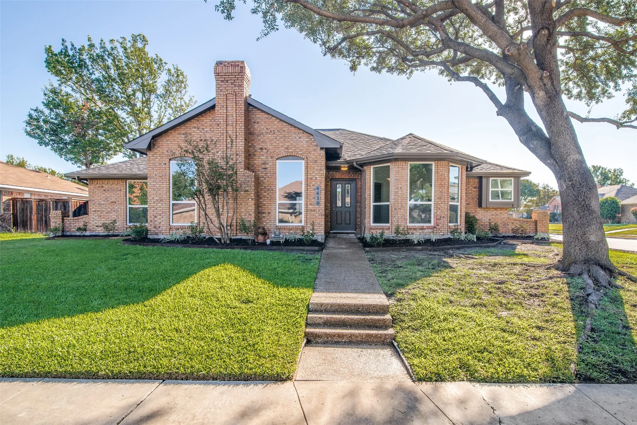 Single Family Residence For Sale in Dallas County , 4410 Meadowview Drive, Mesquite, Texas 75150, 3 Bedroom, 3 Bathroom, 2 Garage spaces, 2,121 Sqft, built in 1983, mls#21403168, Real Estate Agent in Mesquite, Homes For Sale in Dallas county, Homes For Sale in Mesquite, Realtor in Mesquite Texas, Real Estate Brokerage Independent Realty Texas, Luminita Cordes Realtor