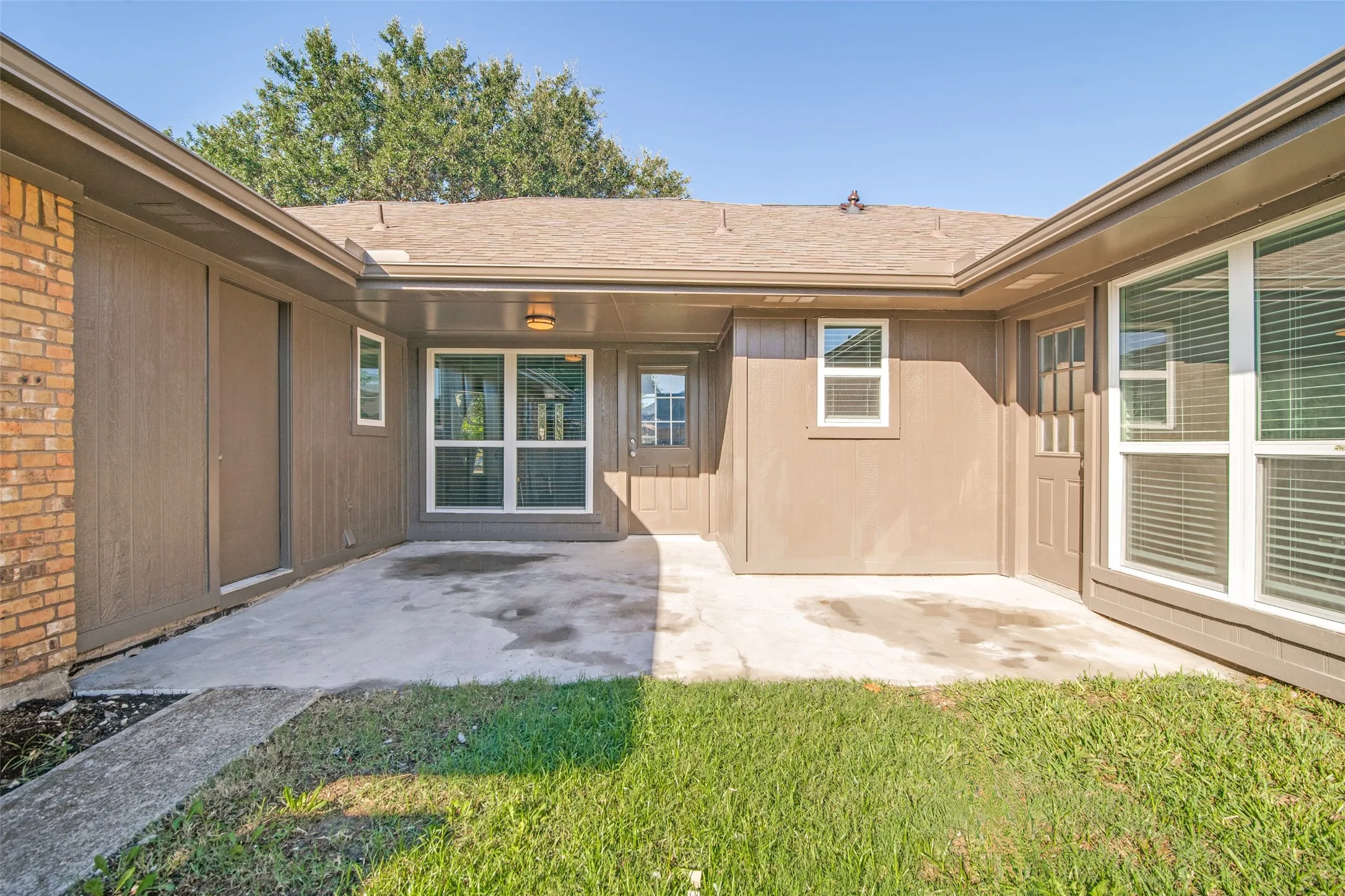 Single Family Residence For Sale in Dallas County , 4410 Meadowview Drive, Mesquite, Texas 75150, 3 Bedroom, 3 Bathroom, 2 Garage spaces, 2,121 Sqft, built in 1983, mls#21403168, Real Estate Agent in Mesquite, Homes For Sale in Dallas county, Homes For Sale in Mesquite, Realtor in Mesquite Texas, Real Estate Brokerage Independent Realty Texas, Luminita Cordes Realtor