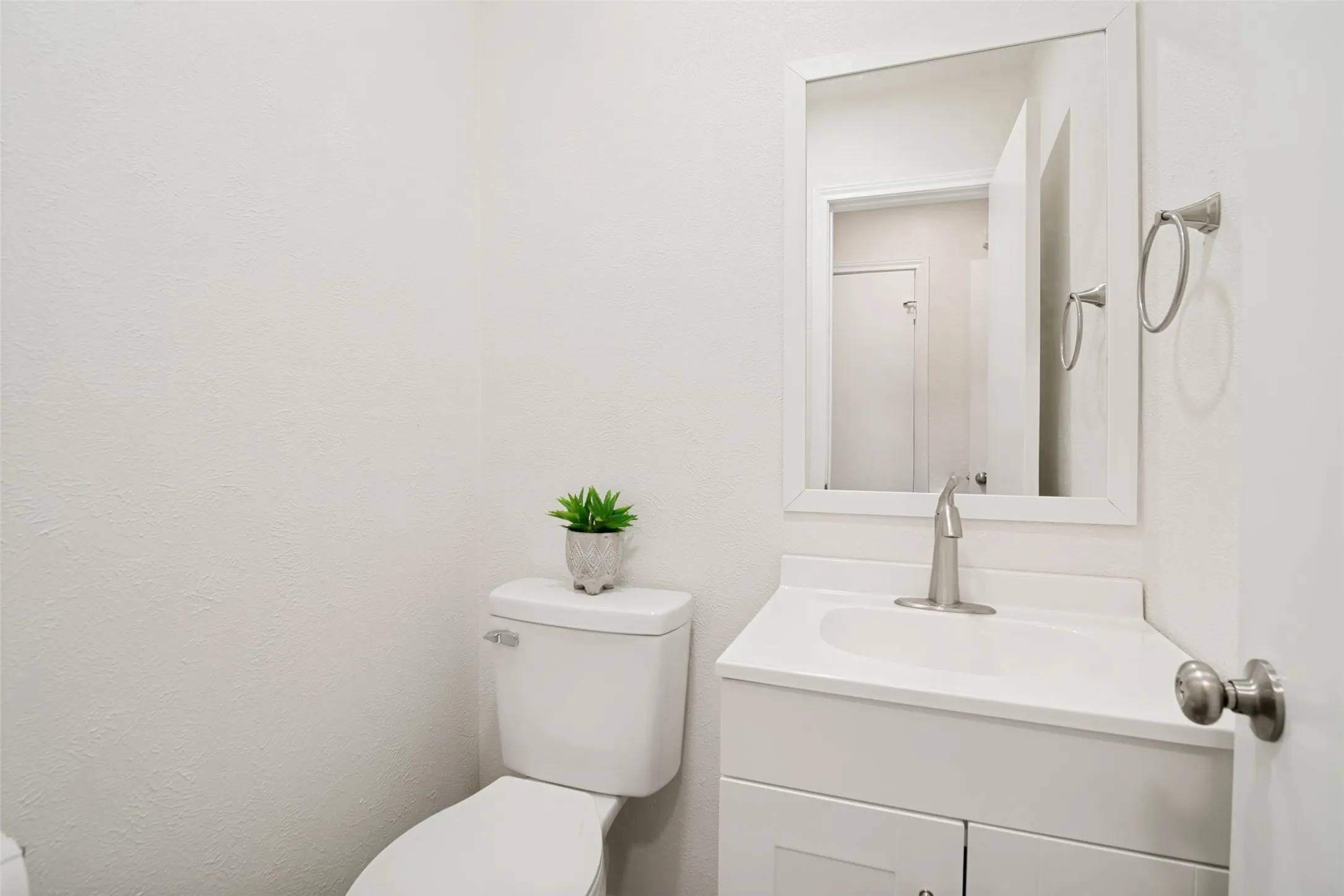 Single Family Residence For Sale in Dallas County , 4410 Meadowview Drive, Mesquite, Texas 75150, 3 Bedroom, 3 Bathroom, 2 Garage spaces, 2,121 Sqft, built in 1983, mls#21403168, Real Estate Agent in Mesquite, Homes For Sale in Dallas county, Homes For Sale in Mesquite, Realtor in Mesquite Texas, Real Estate Brokerage Independent Realty Texas, Luminita Cordes Realtor