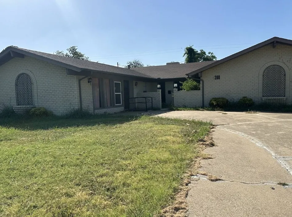 Single Family Residence For Sale in Tarrant County , 6208 Winifred Drive, Fort Worth, Texas 76133, 6 Bedroom, 4 Bathroom, Garage spaces, 2,795 Sqft, built in 1966, mls#21405742, Real Estate Agent in Fort Worth, Homes For Sale in Tarrant county, Homes For Sale in Fort Worth, Realtor in Fort Worth Texas, Real Estate Brokerage Independent Realty Texas, Luminita Cordes Realtor
