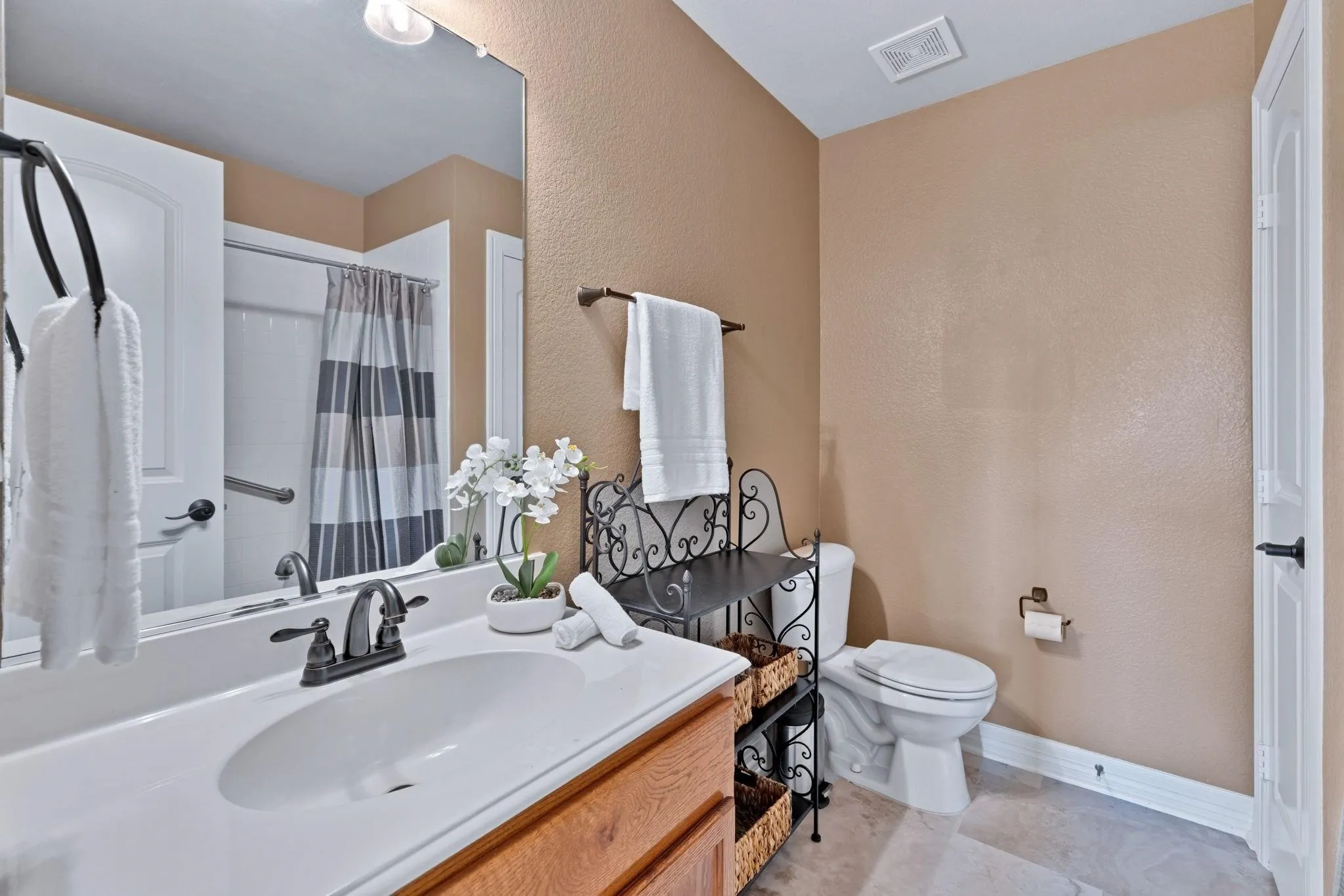 Single Family Residence For Sale in Collin County , 3921 Pitchstone Drive, Mc Kinney, Texas 75070, 3 Bedroom, 2 Bathroom, 2 Garage spaces, 2,178 Sqft, built in 2008, mls#21405744, Real Estate Agent in Mc Kinney, Homes For Sale in Collin county, Homes For Sale in Mc Kinney, Realtor in Mc Kinney Texas, Real Estate Brokerage Independent Realty Texas, Luminita Cordes Realtor