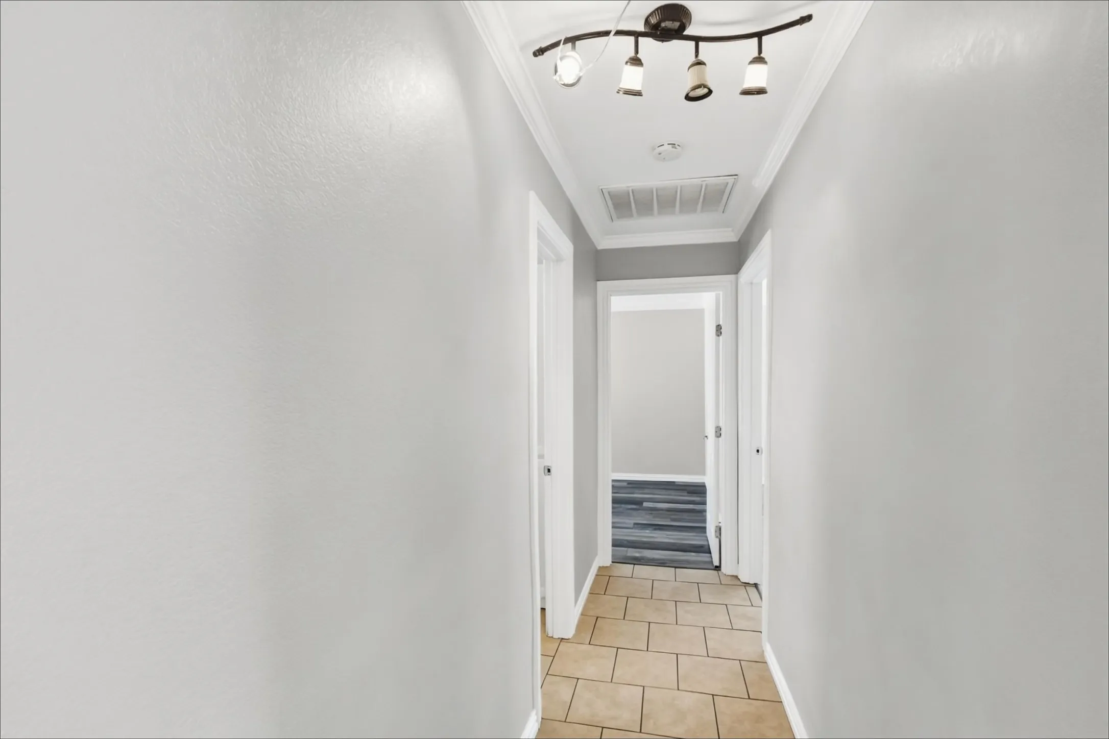 Single Family Residence For Rent in Tarrant County , 1221 Blalock Avenue, Fort Worth, Texas 76115, 3 Bedroom, 1 Bathroom, Garage spaces, 888 Sqft, built in 1955, mls#21405747, Real Estate Agent in Fort Worth, Homes For Rent in Tarrant county, Homes For Rent in Fort Worth, Realtor in Fort Worth Texas, Real Estate Brokerage Independent Realty Texas, Luminita Cordes Realtor