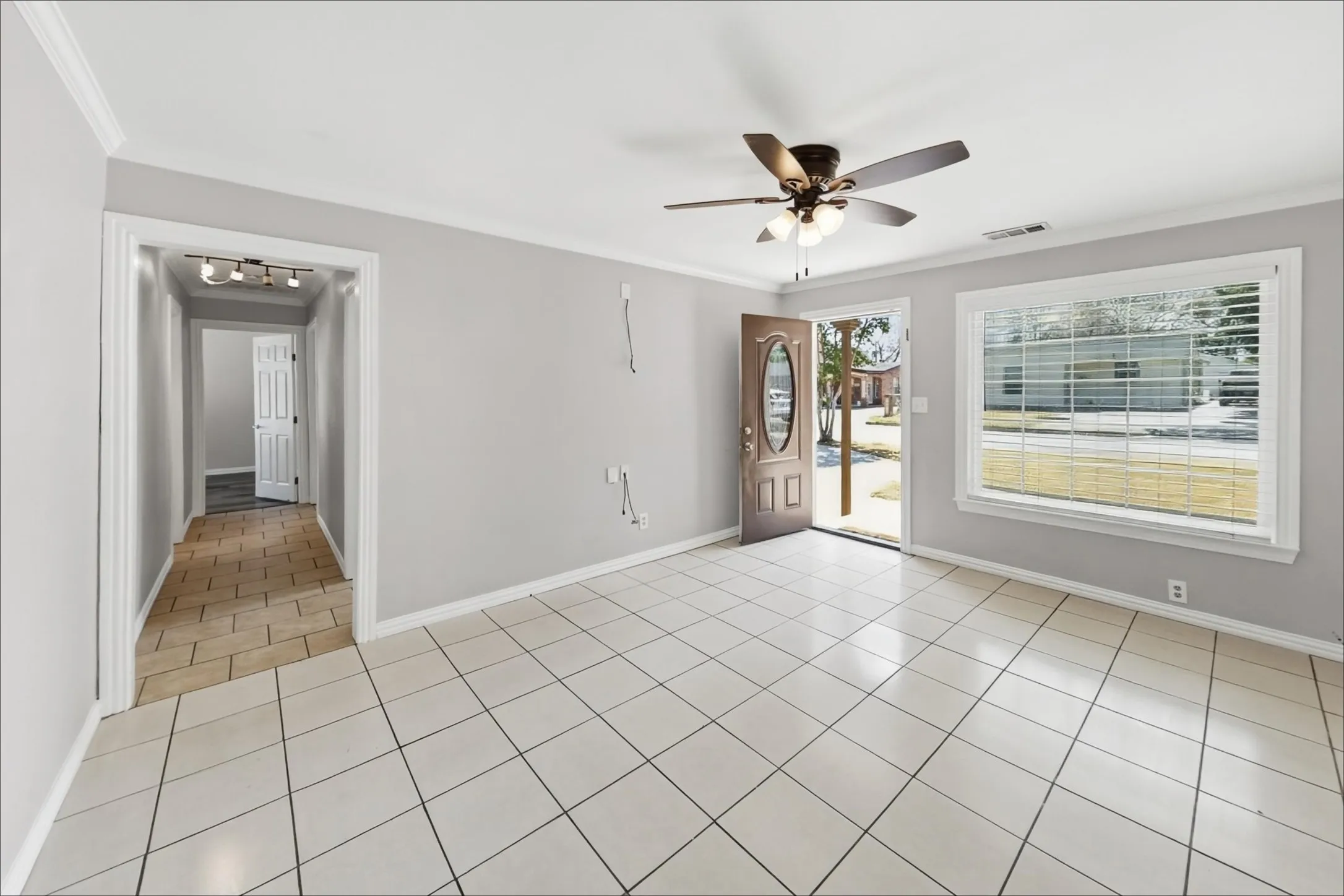 Single Family Residence For Rent in Tarrant County , 1221 Blalock Avenue, Fort Worth, Texas 76115, 3 Bedroom, 1 Bathroom, Garage spaces, 888 Sqft, built in 1955, mls#21405747, Real Estate Agent in Fort Worth, Homes For Rent in Tarrant county, Homes For Rent in Fort Worth, Realtor in Fort Worth Texas, Real Estate Brokerage Independent Realty Texas, Luminita Cordes Realtor