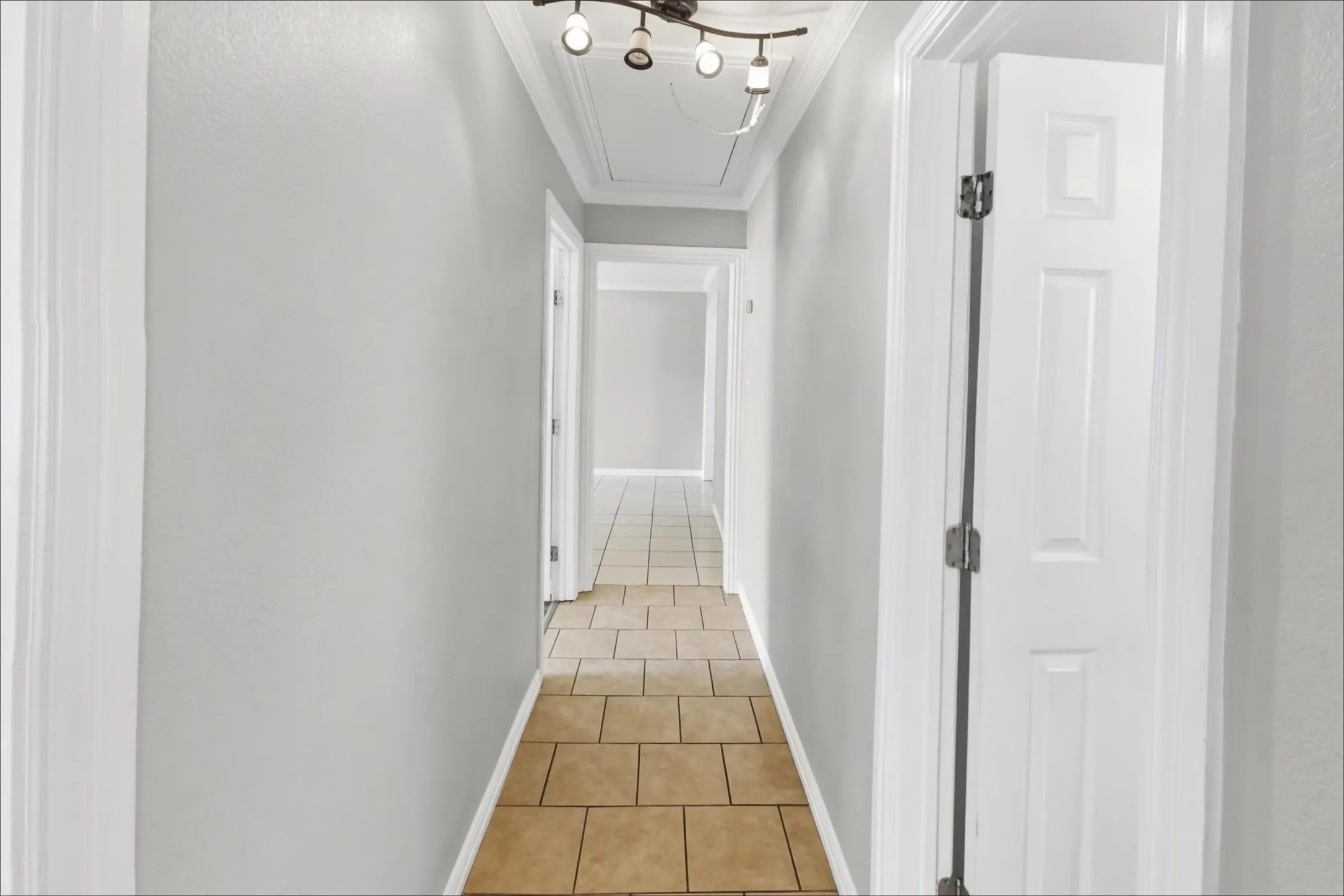 Single Family Residence For Rent in Tarrant County , 1221 Blalock Avenue, Fort Worth, Texas 76115, 3 Bedroom, 1 Bathroom, Garage spaces, 888 Sqft, built in 1955, mls#21405747, Real Estate Agent in Fort Worth, Homes For Rent in Tarrant county, Homes For Rent in Fort Worth, Realtor in Fort Worth Texas, Real Estate Brokerage Independent Realty Texas, Luminita Cordes Realtor