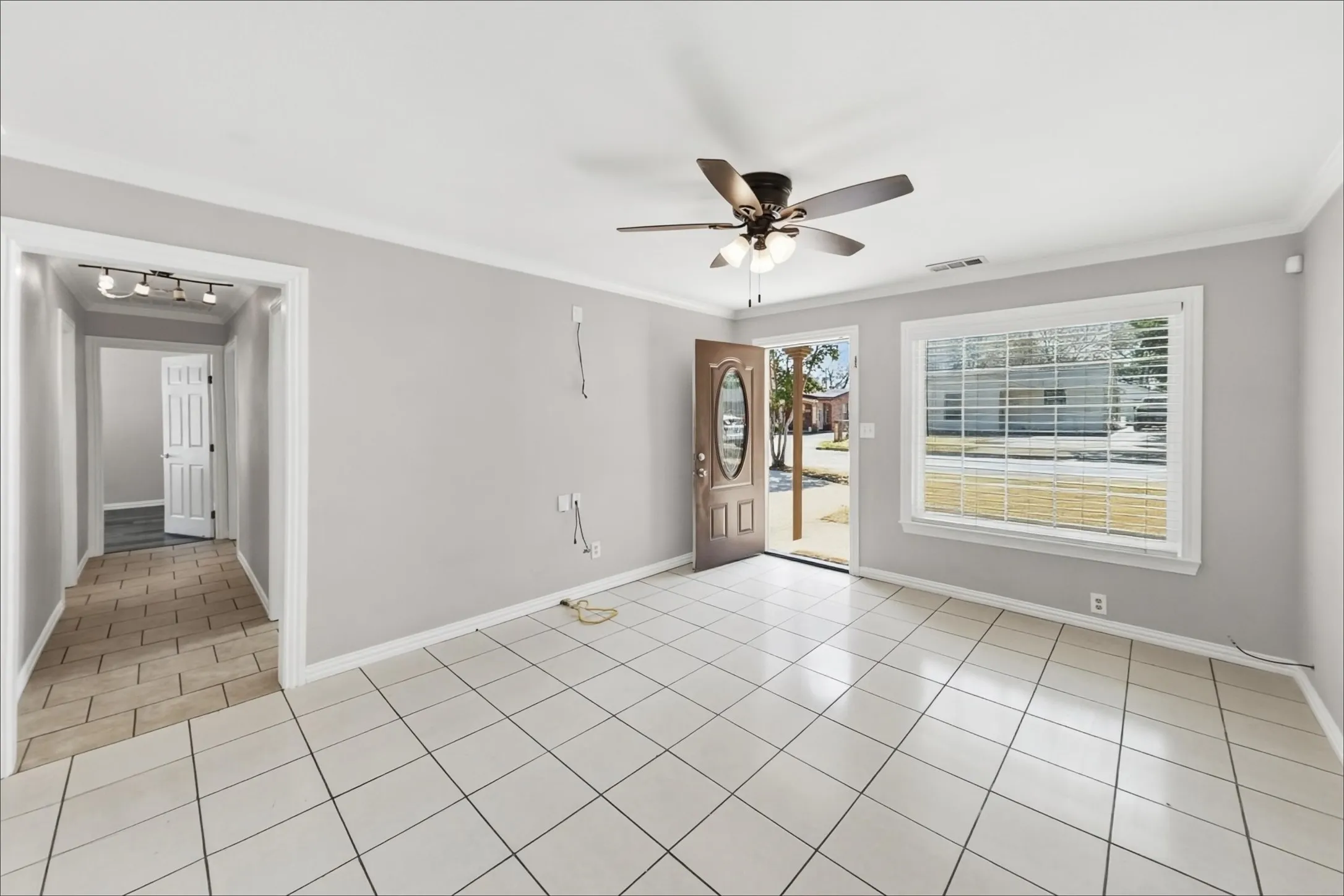 Single Family Residence For Rent in Tarrant County , 1221 Blalock Avenue, Fort Worth, Texas 76115, 3 Bedroom, 1 Bathroom, Garage spaces, 888 Sqft, built in 1955, mls#21405747, Real Estate Agent in Fort Worth, Homes For Rent in Tarrant county, Homes For Rent in Fort Worth, Realtor in Fort Worth Texas, Real Estate Brokerage Independent Realty Texas, Luminita Cordes Realtor