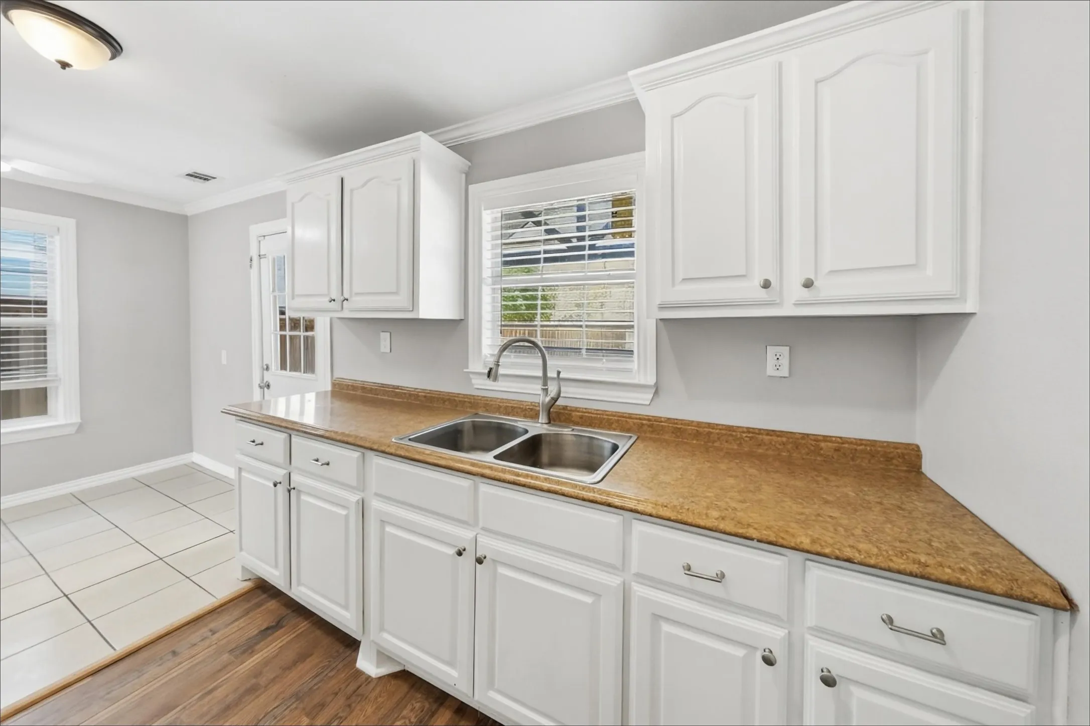 Single Family Residence For Rent in Tarrant County , 1221 Blalock Avenue, Fort Worth, Texas 76115, 3 Bedroom, 1 Bathroom, Garage spaces, 888 Sqft, built in 1955, mls#21405747, Real Estate Agent in Fort Worth, Homes For Rent in Tarrant county, Homes For Rent in Fort Worth, Realtor in Fort Worth Texas, Real Estate Brokerage Independent Realty Texas, Luminita Cordes Realtor