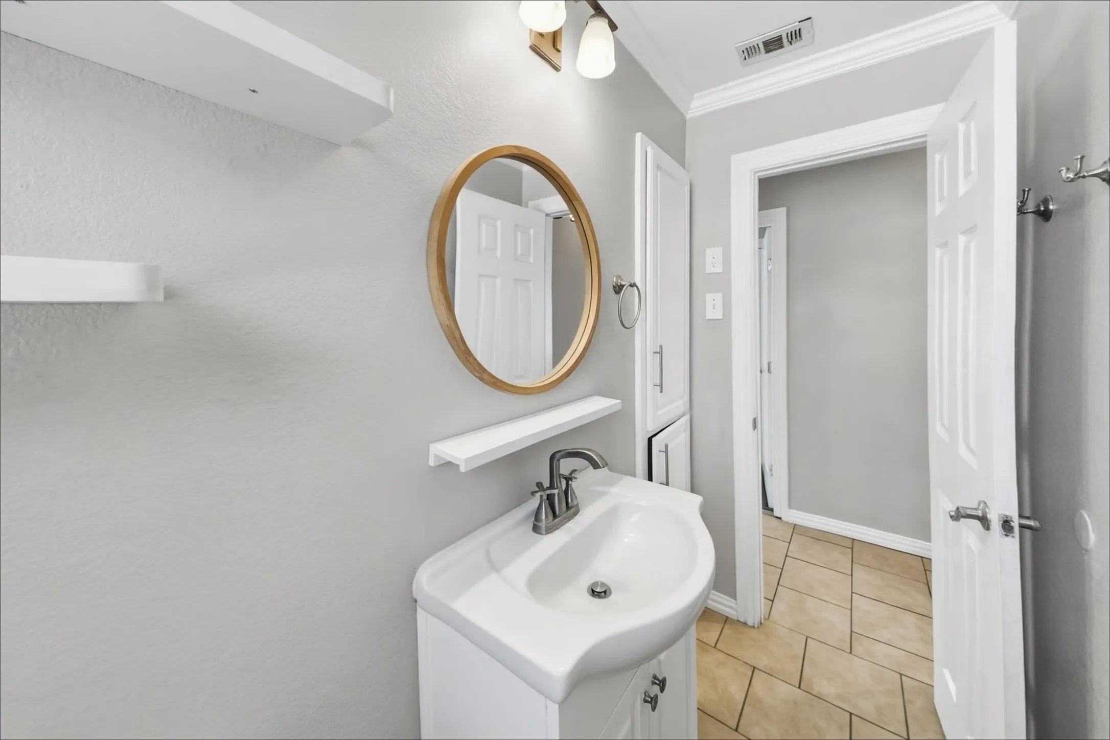 Single Family Residence For Rent in Tarrant County , 1221 Blalock Avenue, Fort Worth, Texas 76115, 3 Bedroom, 1 Bathroom, Garage spaces, 888 Sqft, built in 1955, mls#21405747, Real Estate Agent in Fort Worth, Homes For Rent in Tarrant county, Homes For Rent in Fort Worth, Realtor in Fort Worth Texas, Real Estate Brokerage Independent Realty Texas, Luminita Cordes Realtor