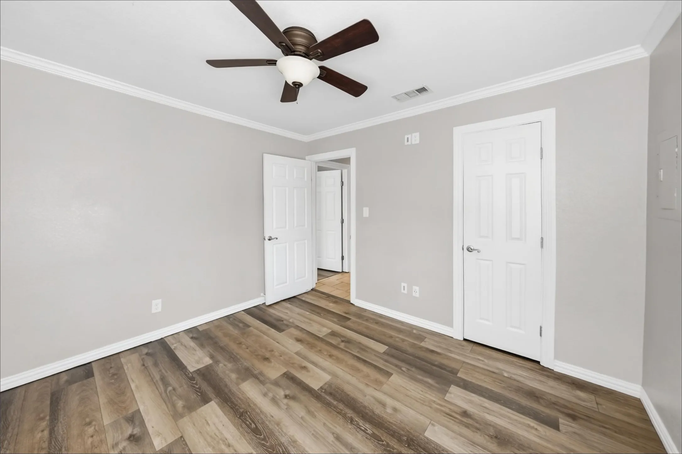 Single Family Residence For Rent in Tarrant County , 1221 Blalock Avenue, Fort Worth, Texas 76115, 3 Bedroom, 1 Bathroom, Garage spaces, 888 Sqft, built in 1955, mls#21405747, Real Estate Agent in Fort Worth, Homes For Rent in Tarrant county, Homes For Rent in Fort Worth, Realtor in Fort Worth Texas, Real Estate Brokerage Independent Realty Texas, Luminita Cordes Realtor