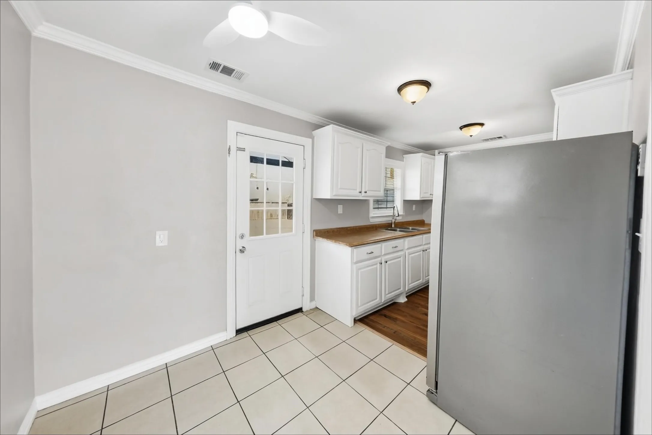 Single Family Residence For Rent in Tarrant County , 1221 Blalock Avenue, Fort Worth, Texas 76115, 3 Bedroom, 1 Bathroom, Garage spaces, 888 Sqft, built in 1955, mls#21405747, Real Estate Agent in Fort Worth, Homes For Rent in Tarrant county, Homes For Rent in Fort Worth, Realtor in Fort Worth Texas, Real Estate Brokerage Independent Realty Texas, Luminita Cordes Realtor