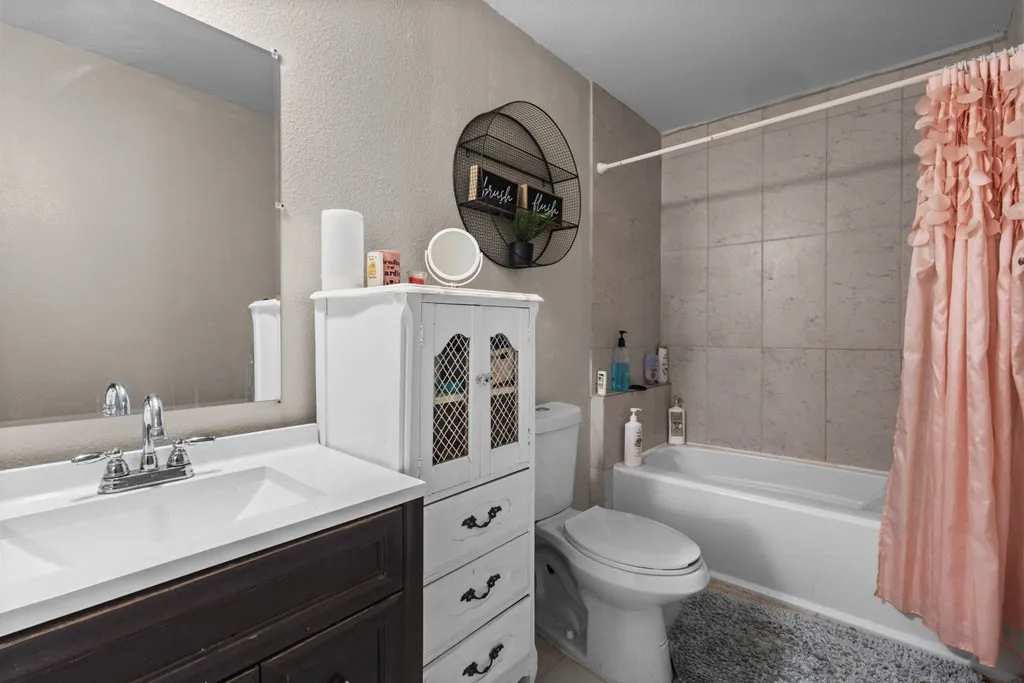 Single Family Residence For Sale in Kaufman County , 14847 N 3rd Street, Scurry, Texas 75158, 4 Bedroom, 3 Bathroom, 1 Garage spaces, 2,340 Sqft, built in 1978, mls#21405755, Real Estate Agent in Scurry, Homes For Sale in Kaufman county, Homes For Sale in Scurry, Realtor in Scurry Texas, Real Estate Brokerage Independent Realty Texas, Luminita Cordes Realtor