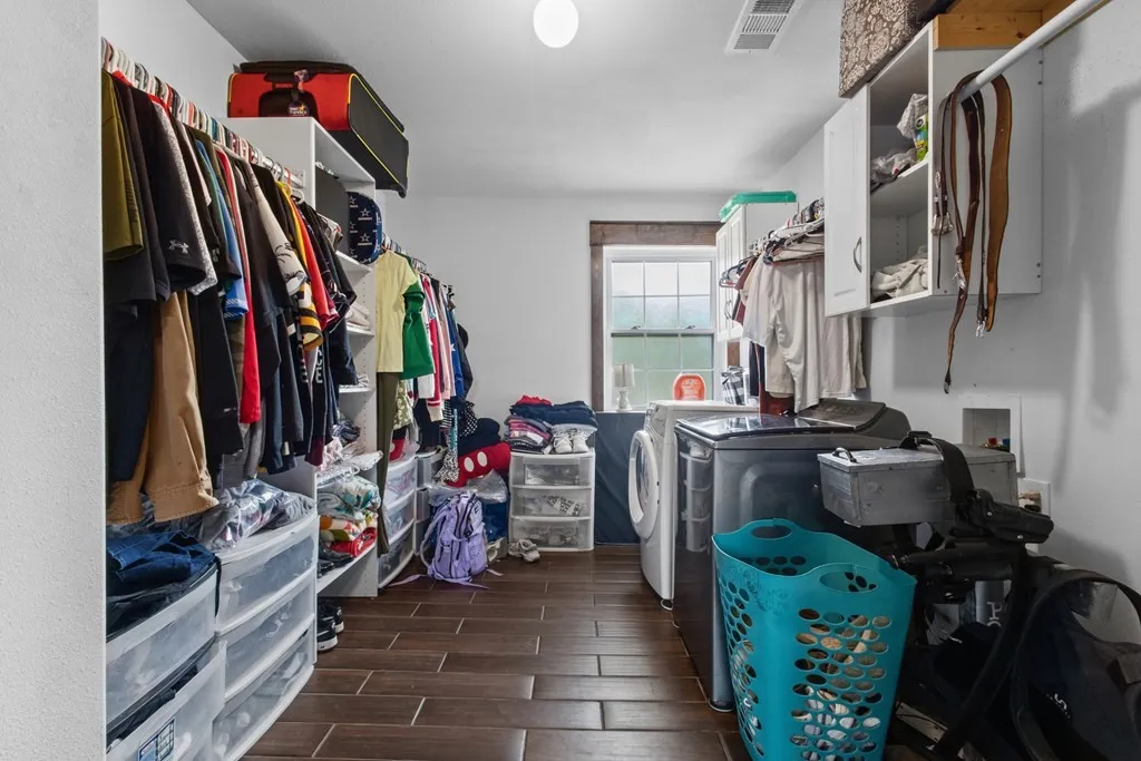 Single Family Residence For Sale in Kaufman County , 14847 N 3rd Street, Scurry, Texas 75158, 4 Bedroom, 3 Bathroom, 1 Garage spaces, 2,340 Sqft, built in 1978, mls#21405755, Real Estate Agent in Scurry, Homes For Sale in Kaufman county, Homes For Sale in Scurry, Realtor in Scurry Texas, Real Estate Brokerage Independent Realty Texas, Luminita Cordes Realtor