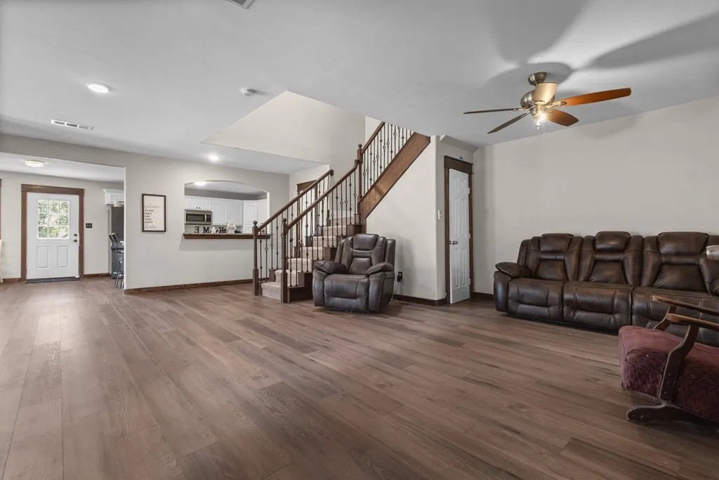 Single Family Residence For Sale in Kaufman County , 14847 N 3rd Street, Scurry, Texas 75158, 4 Bedroom, 3 Bathroom, 1 Garage spaces, 2,340 Sqft, built in 1978, mls#21405755, Real Estate Agent in Scurry, Homes For Sale in Kaufman county, Homes For Sale in Scurry, Realtor in Scurry Texas, Real Estate Brokerage Independent Realty Texas, Luminita Cordes Realtor